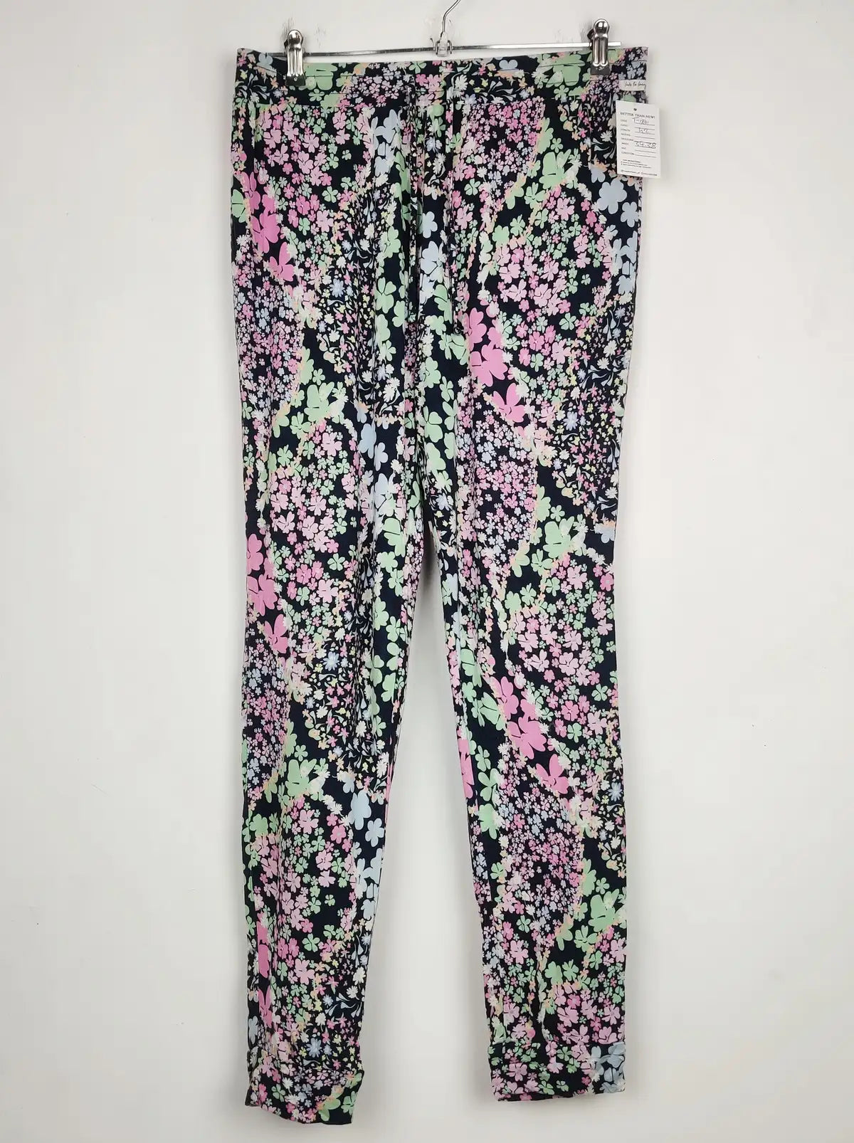 Buy online pre-used pre-loved 100% authentic & Original branded Unknown Brand (T-1841) available in Pakistan. Top international brands avilable.