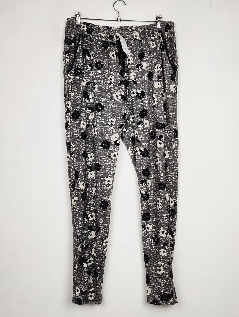 Buy online pre-used pre-loved 100% authentic & Original branded Love To Lounge (T-1946) available in Pakistan. Top international brands avilable.