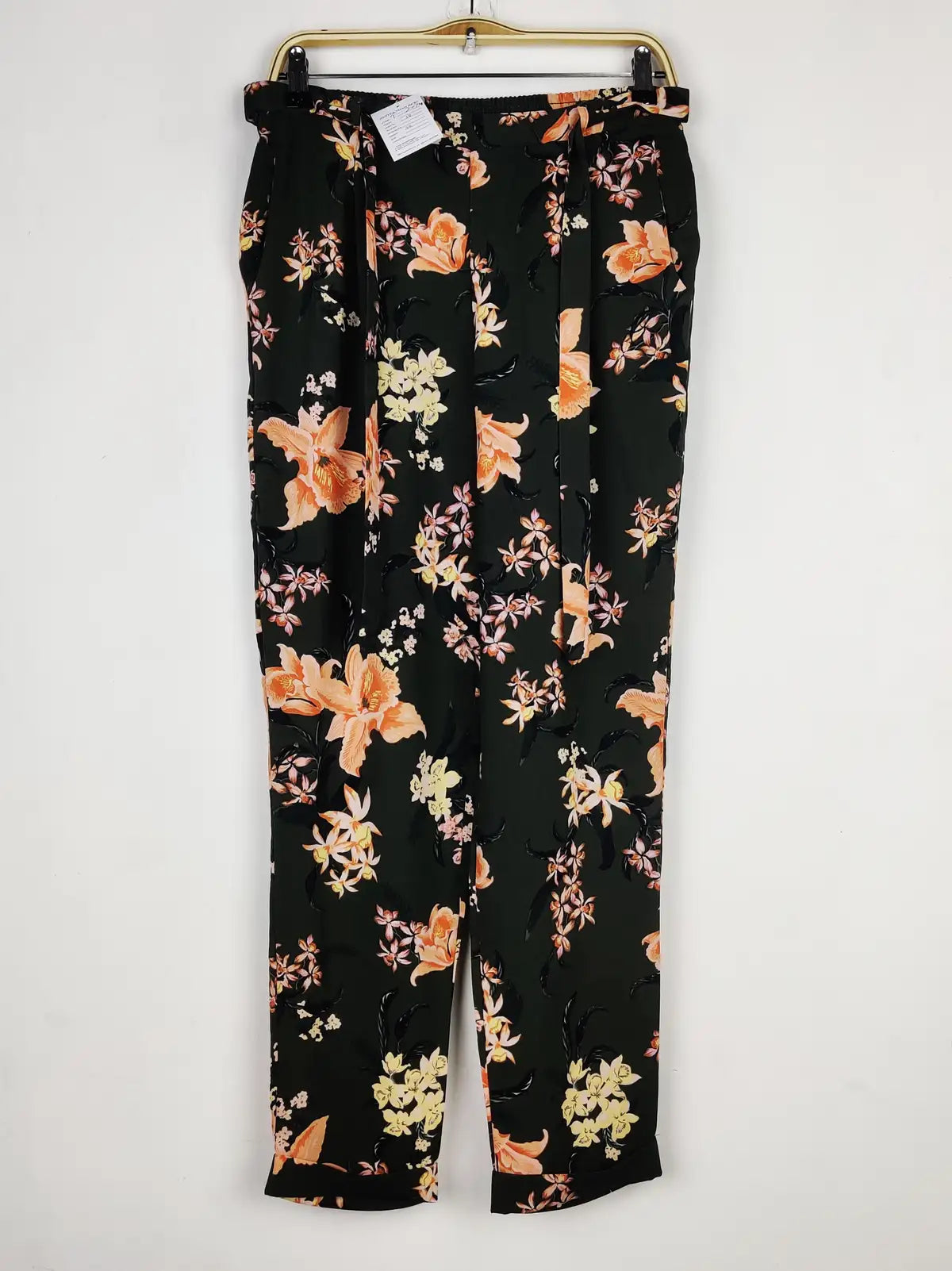 Buy online pre-used pre-loved 100% authentic & Original branded Dorothy Perkins (T-2074) available in Pakistan. Top international brands avilable.