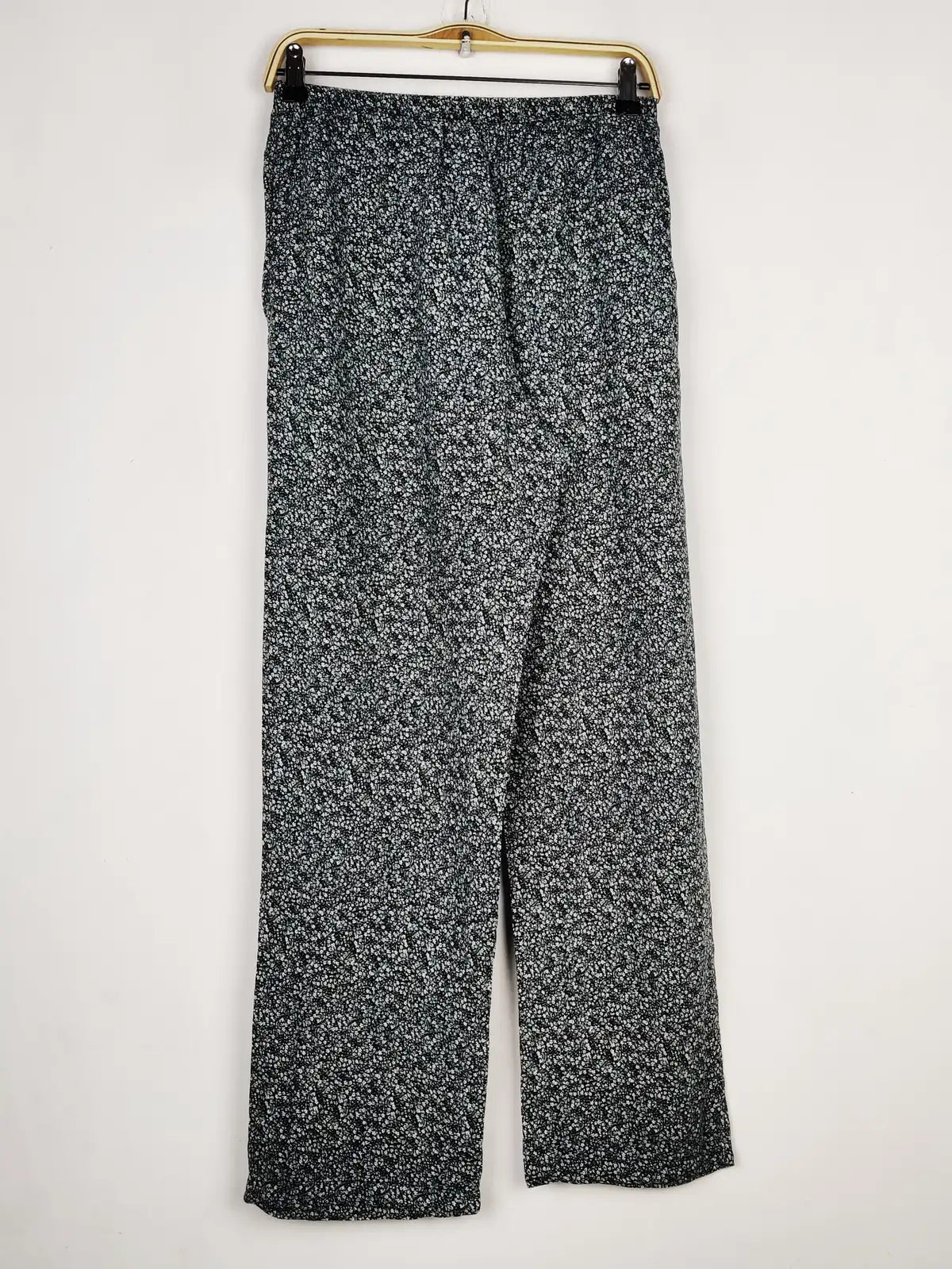 Buy online pre-used pre-loved 100% authentic & Original branded Uniqlo (T-2097) available in Pakistan. Top international brands avilable.