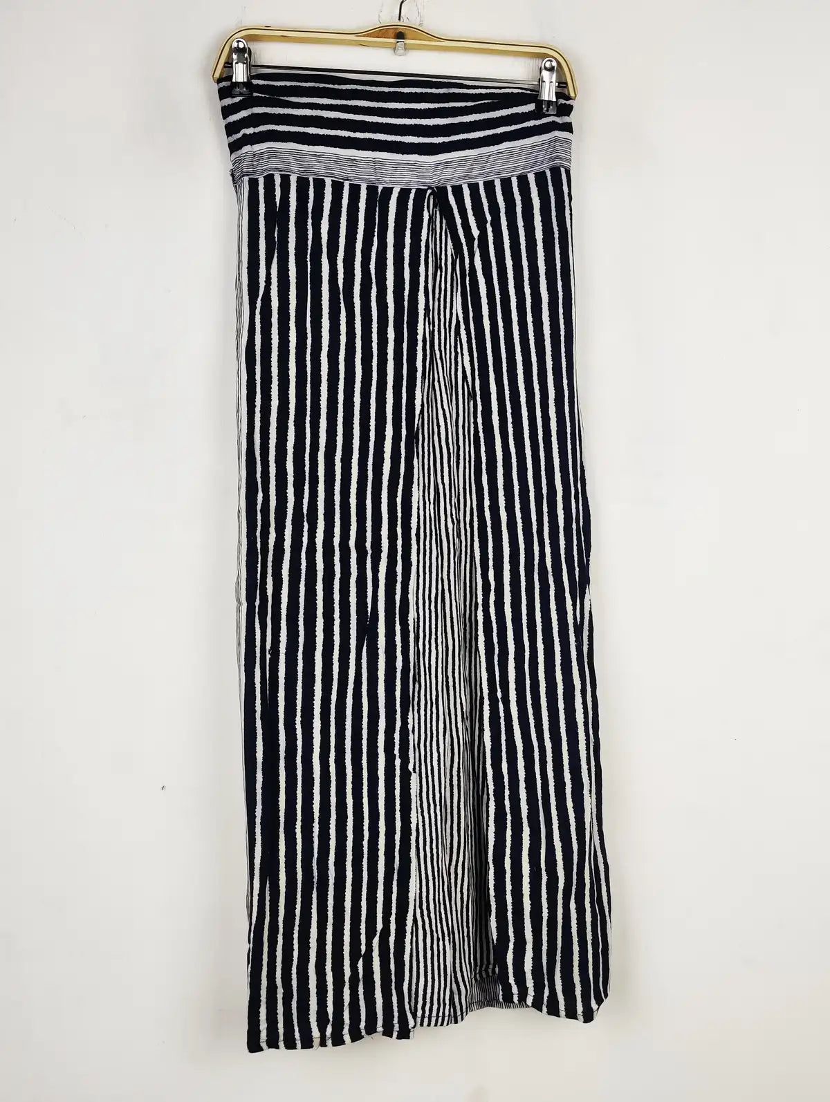 Buy online pre-used pre-loved 100% authentic & Original branded Unknown Brand (T-2225) available in Pakistan. Top international brands avilable.