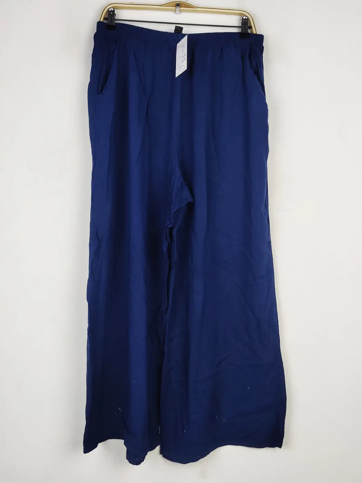Buy online pre-used pre-loved 100% authentic & Original branded Shein (T-2430) available in Pakistan. Top international brands avilable.