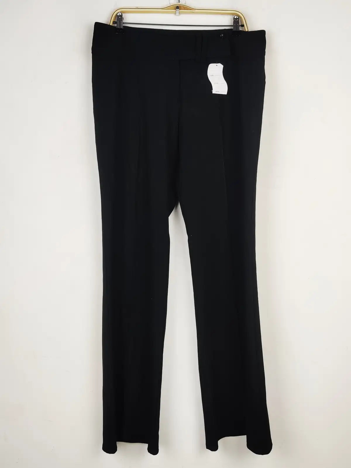 Buy online pre-used pre-loved 100% authentic & Original branded Unknown Brand (T-2443) available in Pakistan. Top international brands avilable.
