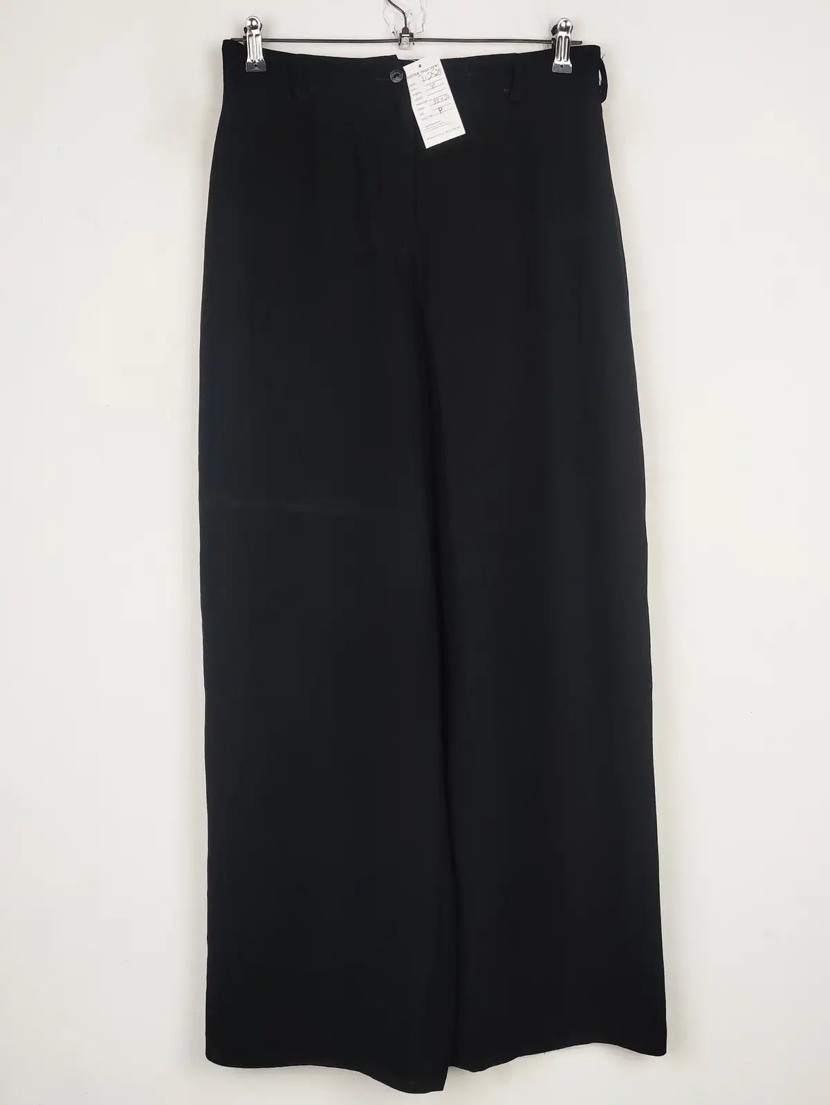 Buy online pre-used pre-loved 100% authentic & Original branded Unknown Brand (T-2529) available in Pakistan. Top international brands avilable.
