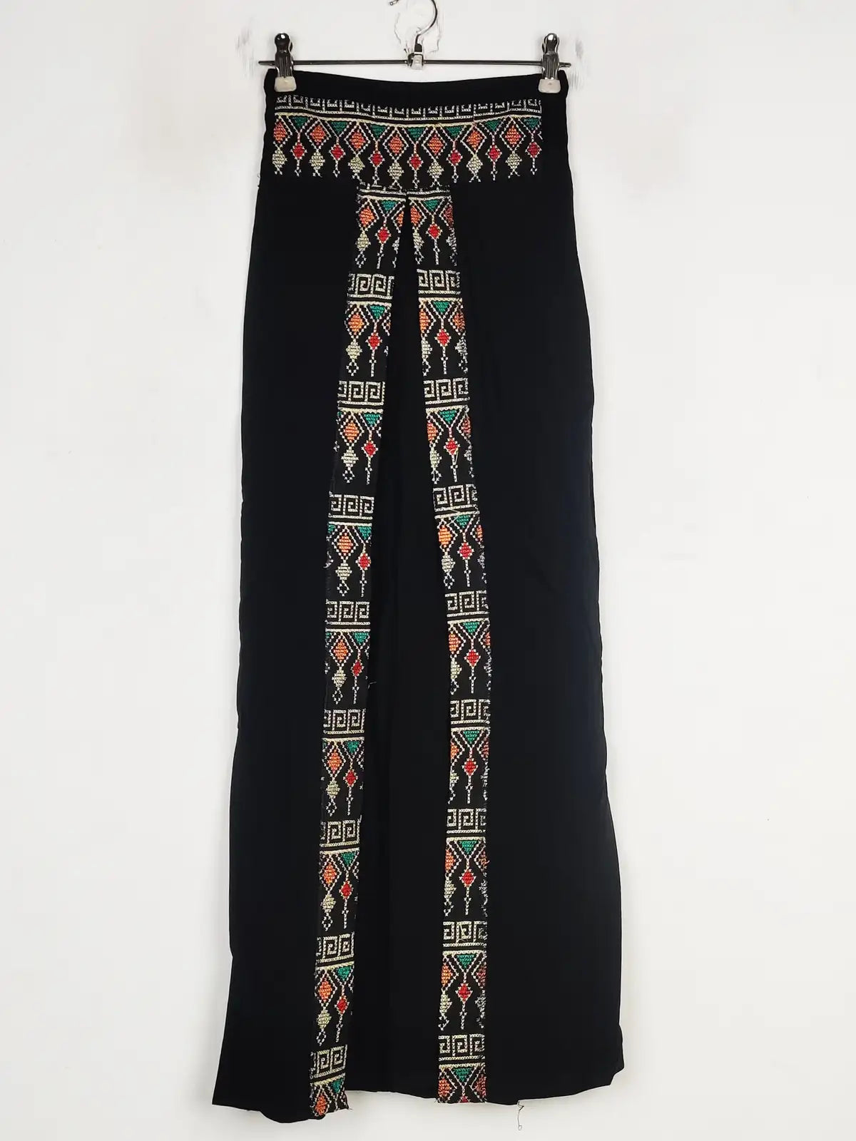 Buy online pre-used pre-loved 100% authentic & Original branded Unknown Brand (T-2702) available in Pakistan. Top international brands avilable.