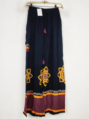 Buy online pre-used pre-loved 100% authentic & Original branded Unknown Brand (T-2820) available in Pakistan. Top international brands avilable.