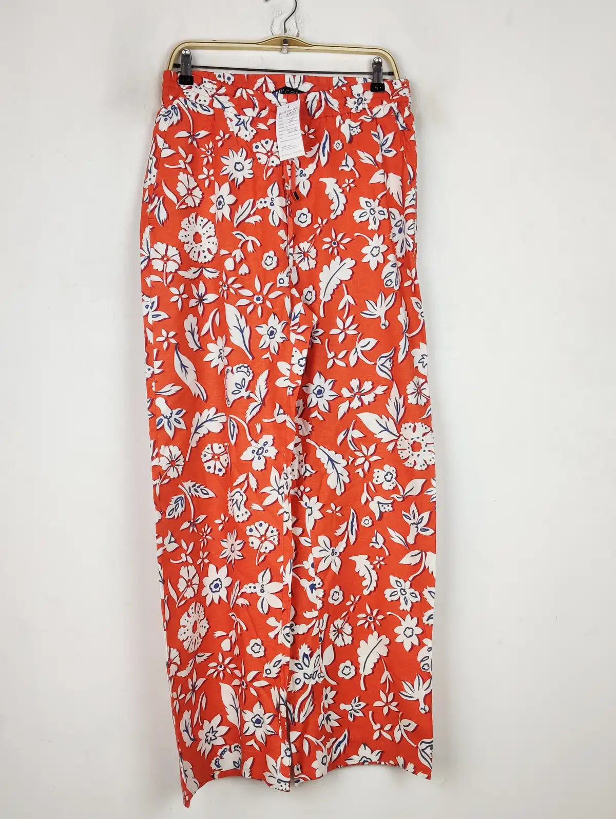 Buy online pre-used pre-loved 100% authentic & Original branded Zara (T-2926) available in Pakistan. Top international brands avilable.