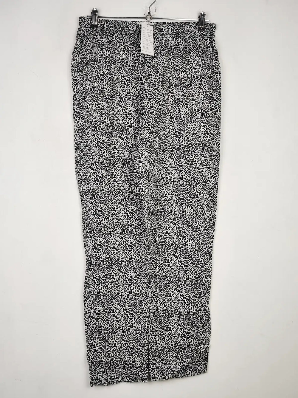 Buy online pre-used pre-loved 100% authentic & Original branded Marks & Spencer (T-3015) available in Pakistan. Top international brands avilable.