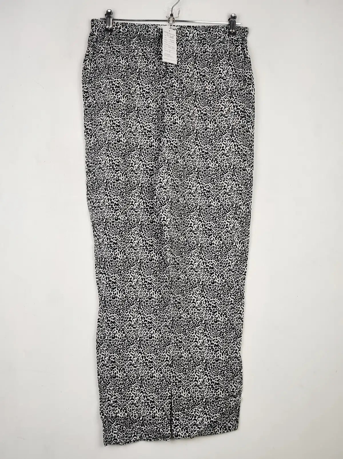 Buy online pre-used pre-loved 100% authentic & Original branded Marks & Spencer (T-3015) available in Pakistan. Top international brands avilable.