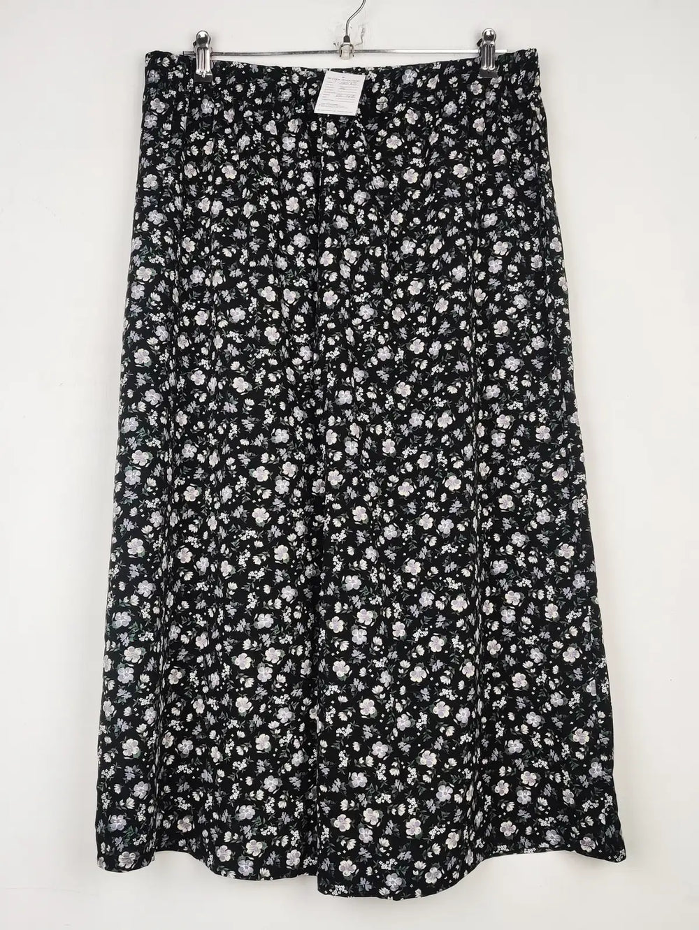 Buy online pre-used pre-loved 100% authentic & Original branded Unknown Brand (T-3023) available in Pakistan. Top international brands avilable.