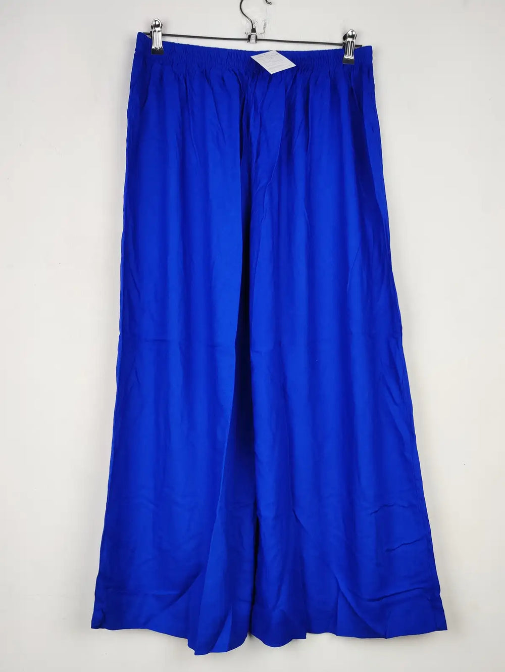 Buy online pre-used pre-loved 100% authentic & Original branded Unknown Brand (T-3048) available in Pakistan. Top international brands avilable.