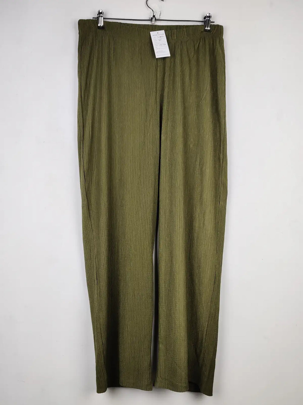 Buy online pre-used pre-loved 100% authentic & Original branded Unknown Brand (T-3057) available in Pakistan. Top international brands avilable.