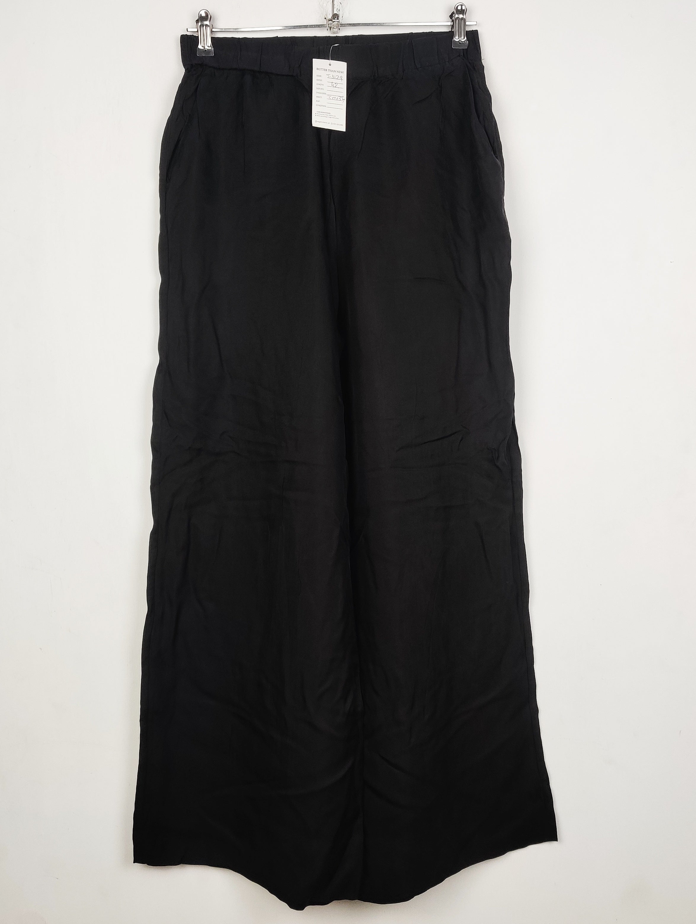 Buy online pre-used pre-loved 100% authentic & Original branded H&M (T-3129) available in Pakistan. Top international brands avilable.