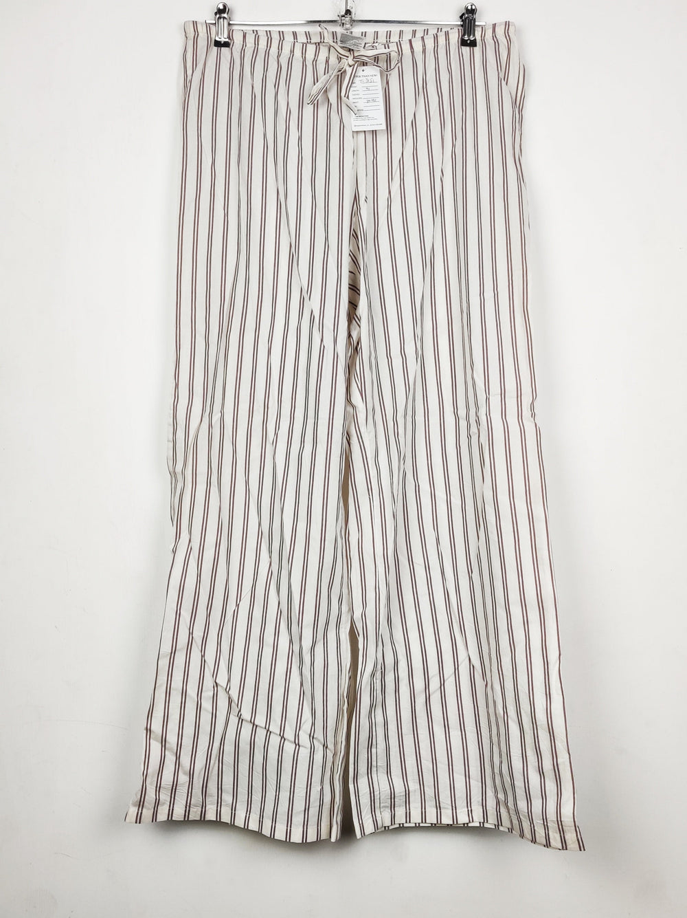 Buy online pre-used pre-loved 100% authentic & Original branded H&M (T-3151) available in Pakistan. Top international brands avilable.