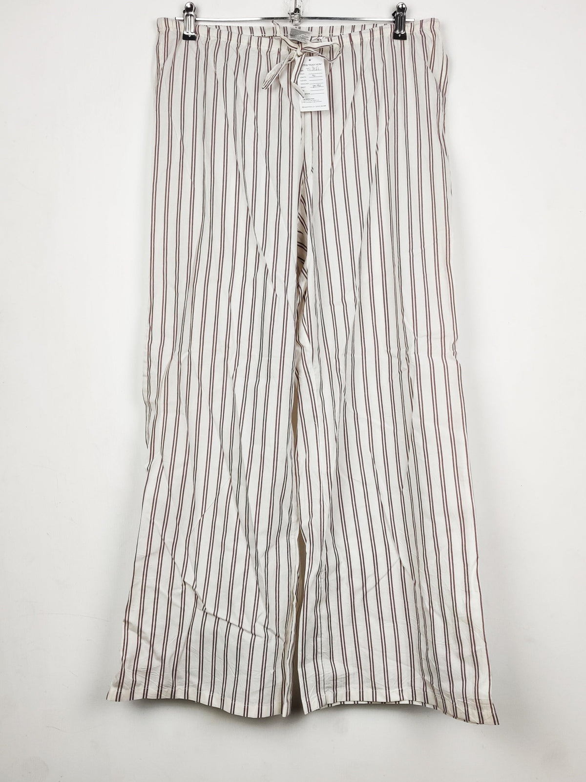 Buy online pre-used pre-loved 100% authentic & Original branded H&M (T-3151) available in Pakistan. Top international brands avilable.
