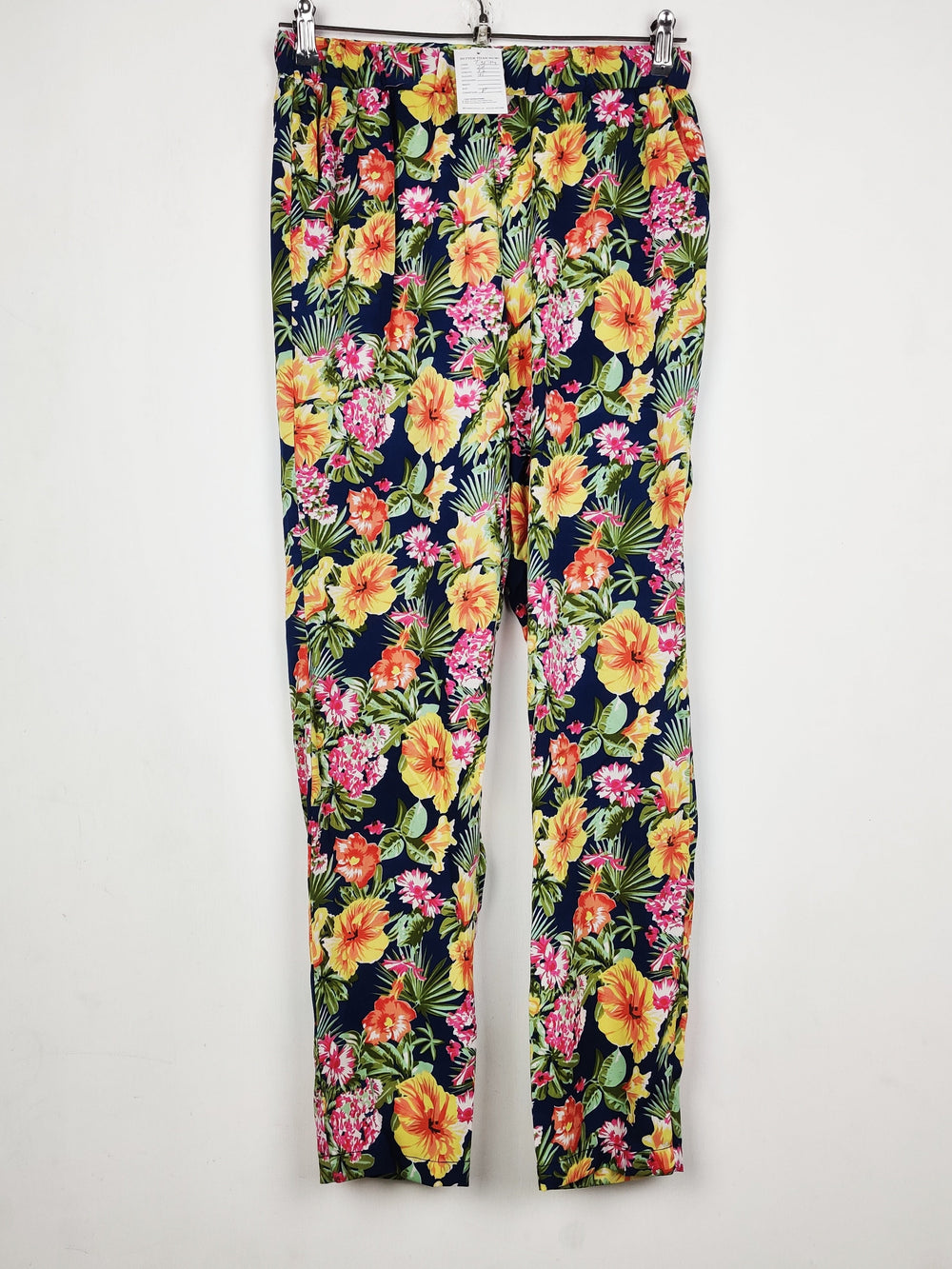Buy online pre-used pre-loved 100% authentic & Original branded Vero Moda (T-3174) available in Pakistan. Top international brands avilable.