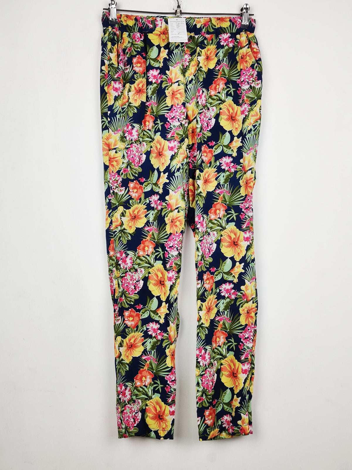 Buy online pre-used pre-loved 100% authentic & Original branded Vero Moda (T-3174) available in Pakistan. Top international brands avilable.