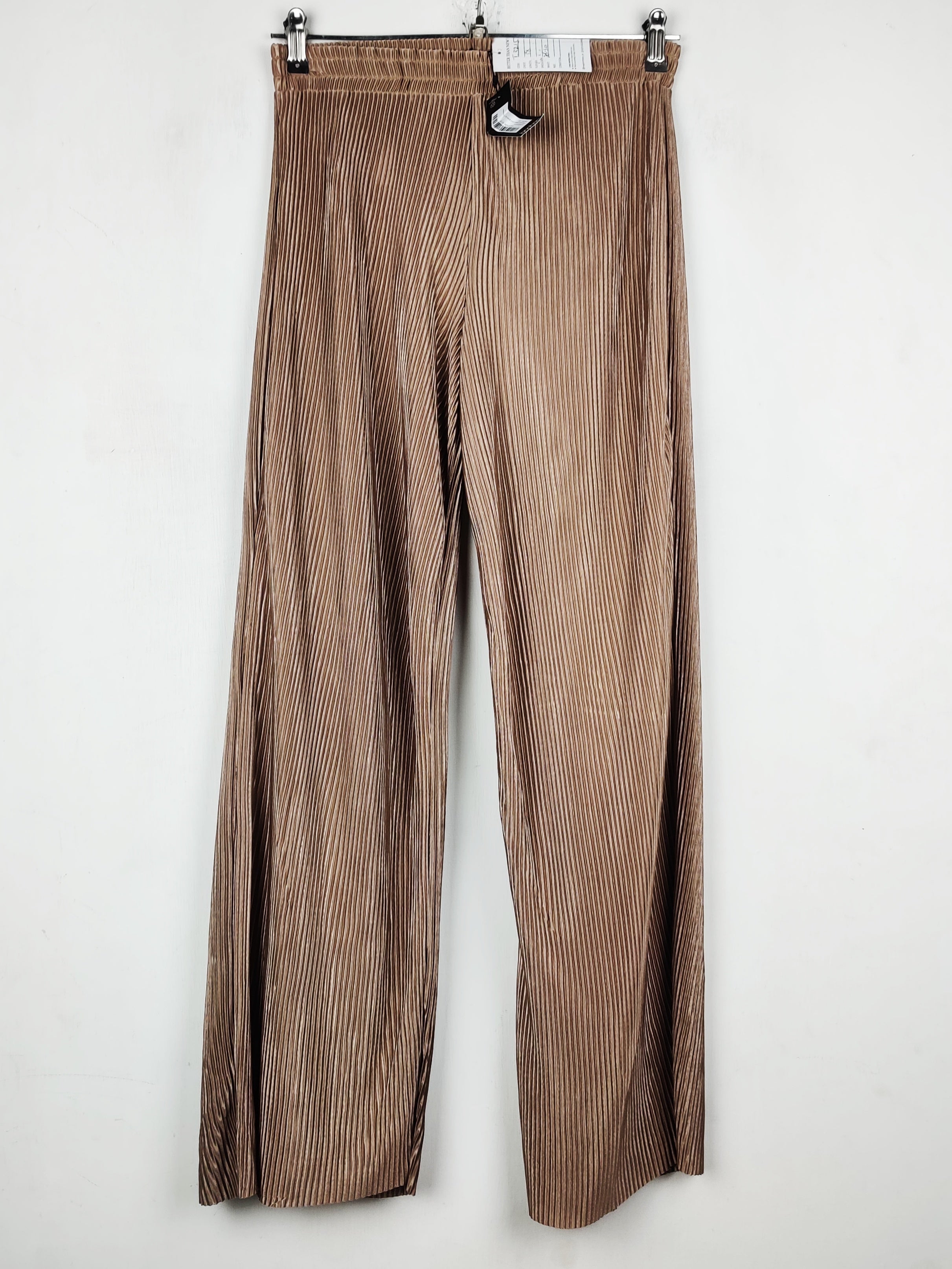 Buy online pre-used pre-loved 100% authentic & Original branded Boohoo (T-3215) available in Pakistan. Top international brands avilable.