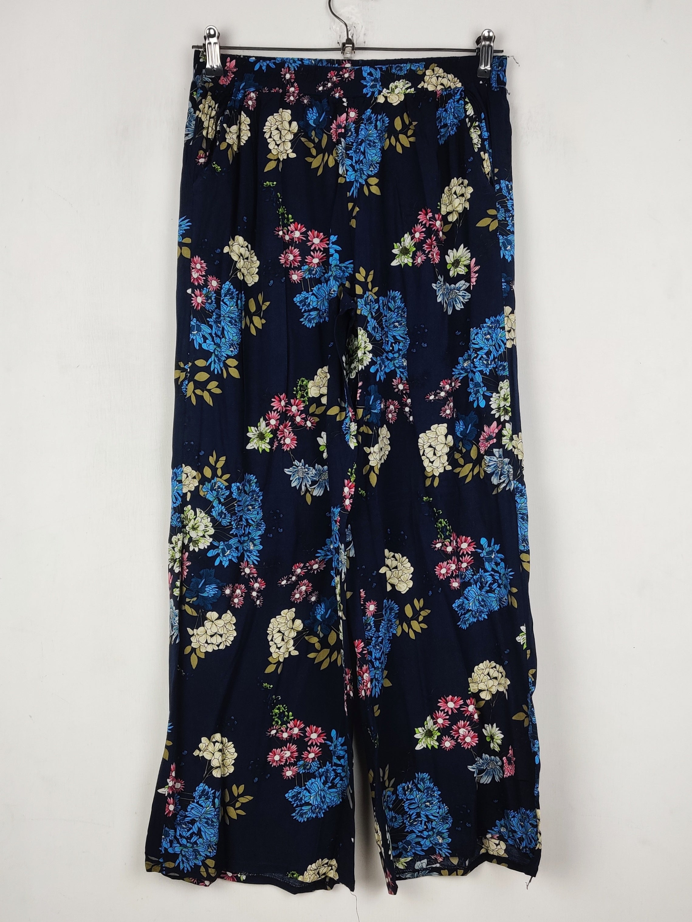 Buy online pre-used pre-loved 100% authentic & Original branded Unknown Brand (T-3241) available in Pakistan. Top international brands avilable.