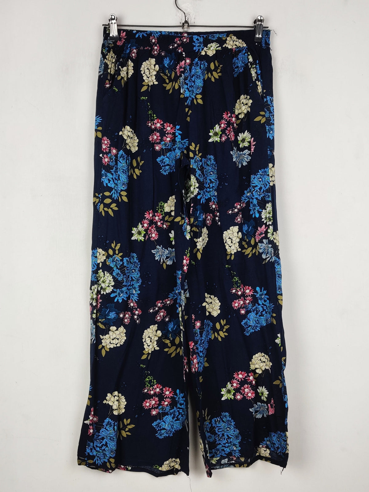Buy online pre-used pre-loved 100% authentic & Original branded Unknown Brand (T-3241) available in Pakistan. Top international brands avilable.