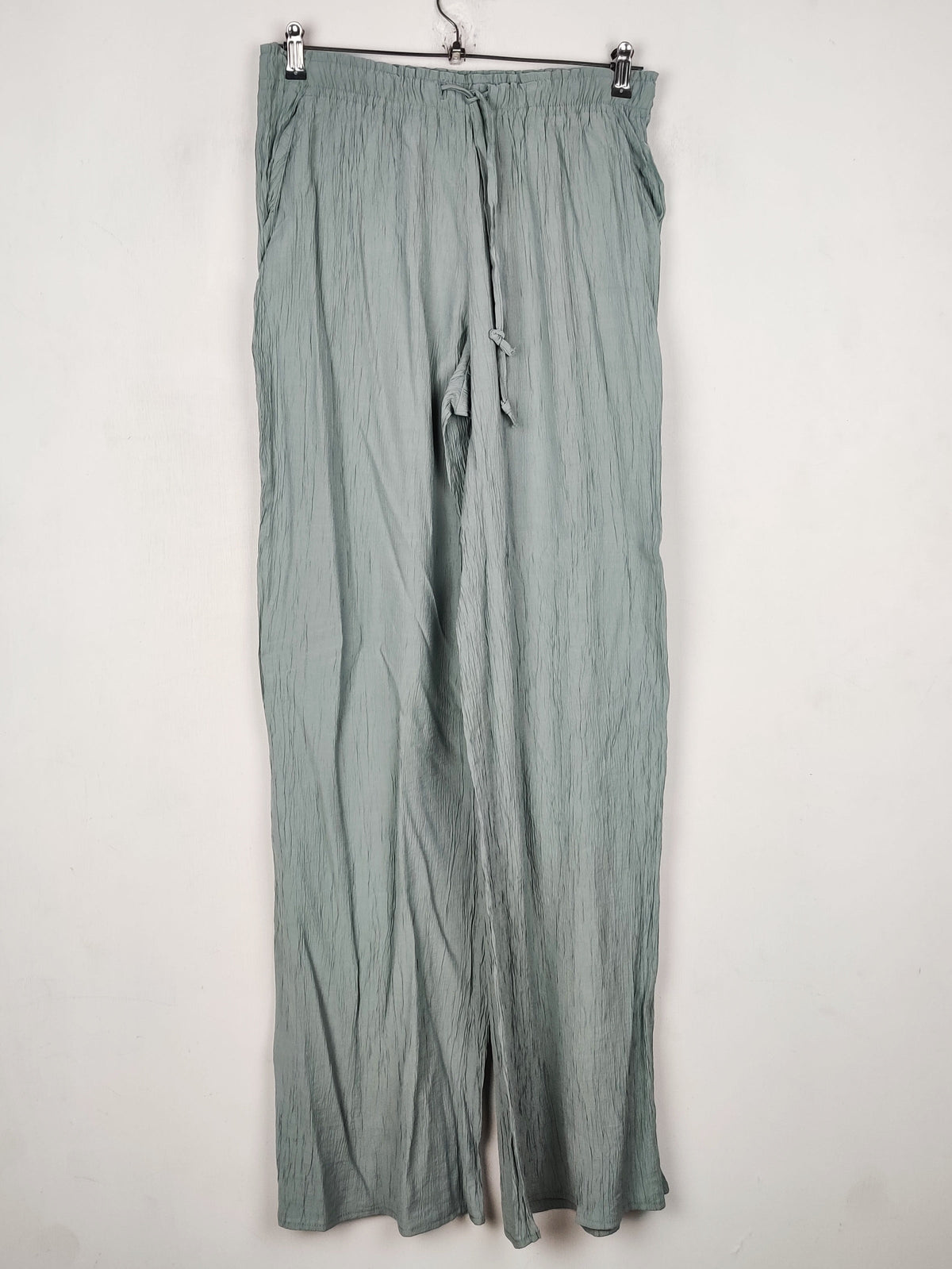Buy online pre-used pre-loved 100% authentic & Original branded Zara (T-3277) available in Pakistan. Top international brands avilable.
