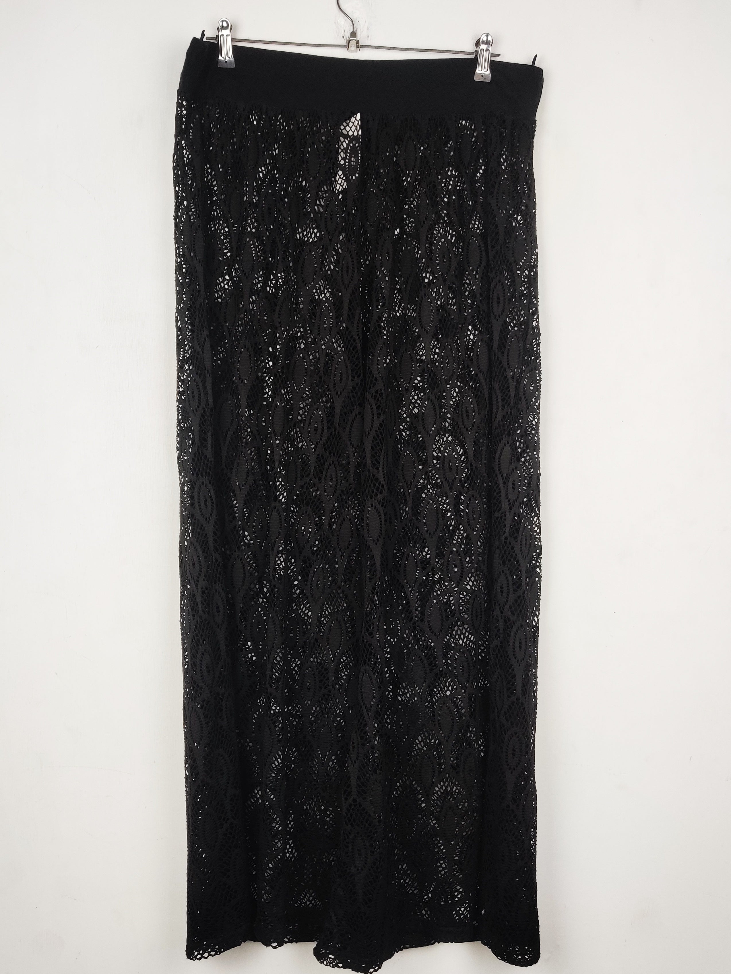 Buy online pre-used pre-loved 100% authentic & Original branded Unknown Brand (T-3293) available in Pakistan. Top international brands avilable.