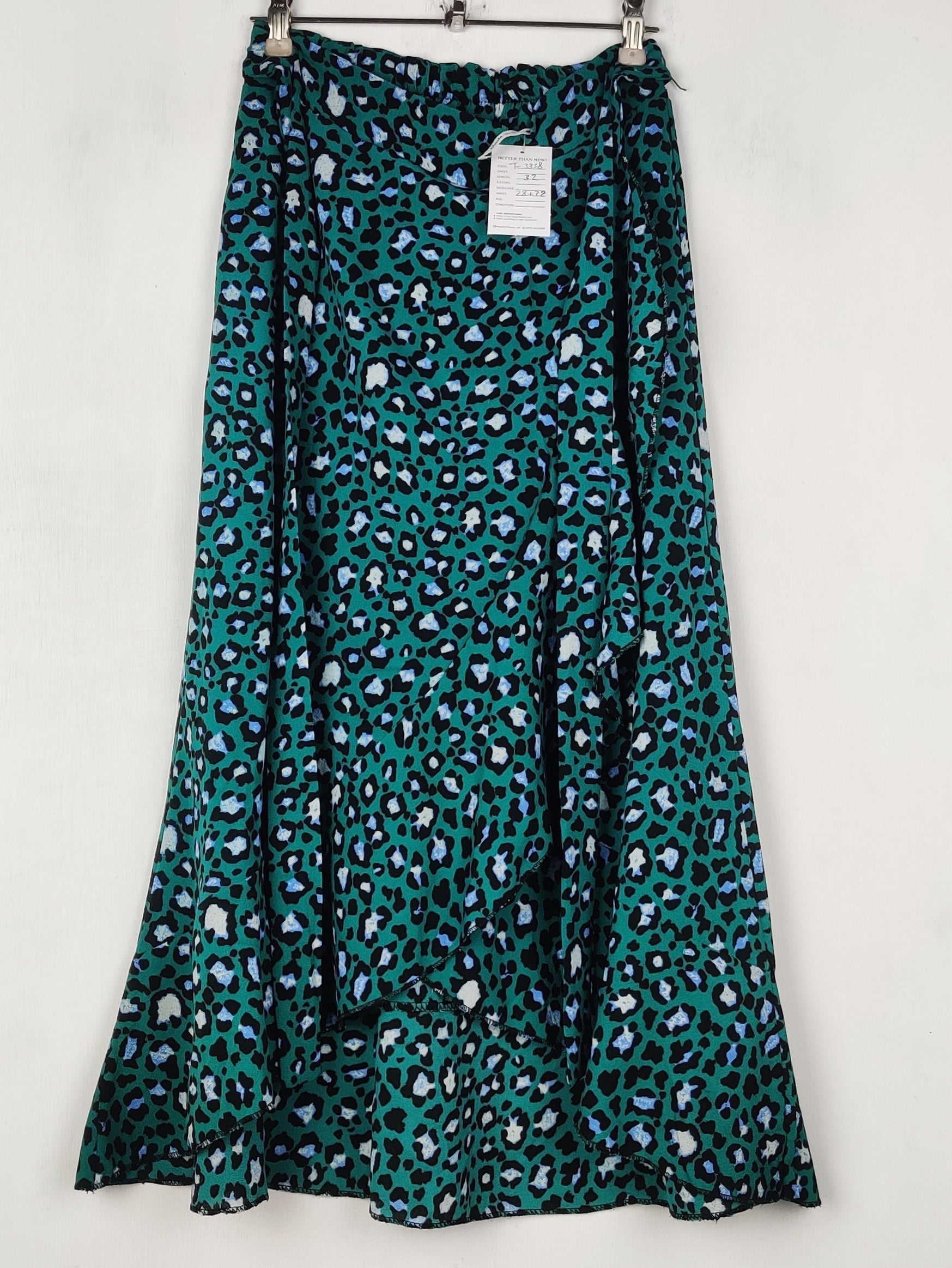 Buy online pre-used pre-loved 100% authentic & Original branded Made In Italy (T-3338) available in Pakistan. Top international brands avilable.