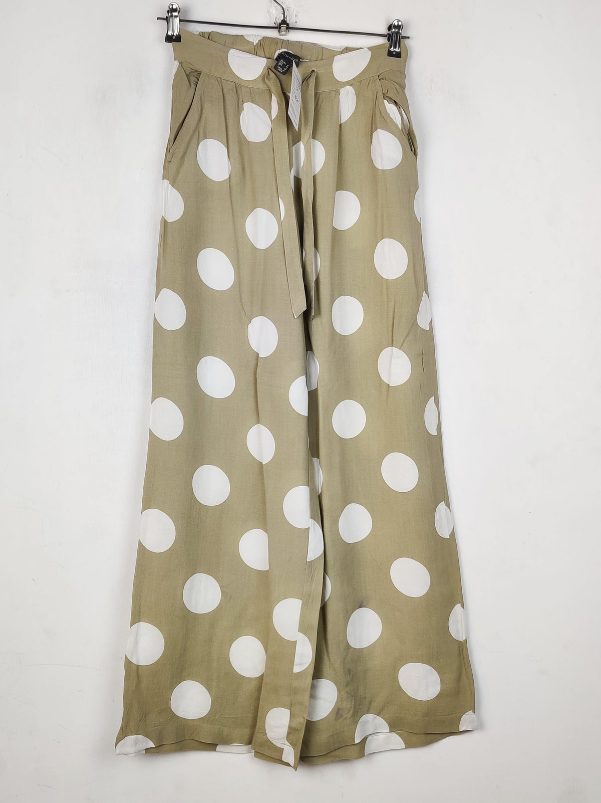 Buy online pre-used pre-loved 100% authentic & Original branded Primark (T-3352) available in Pakistan. Top international brands avilable.