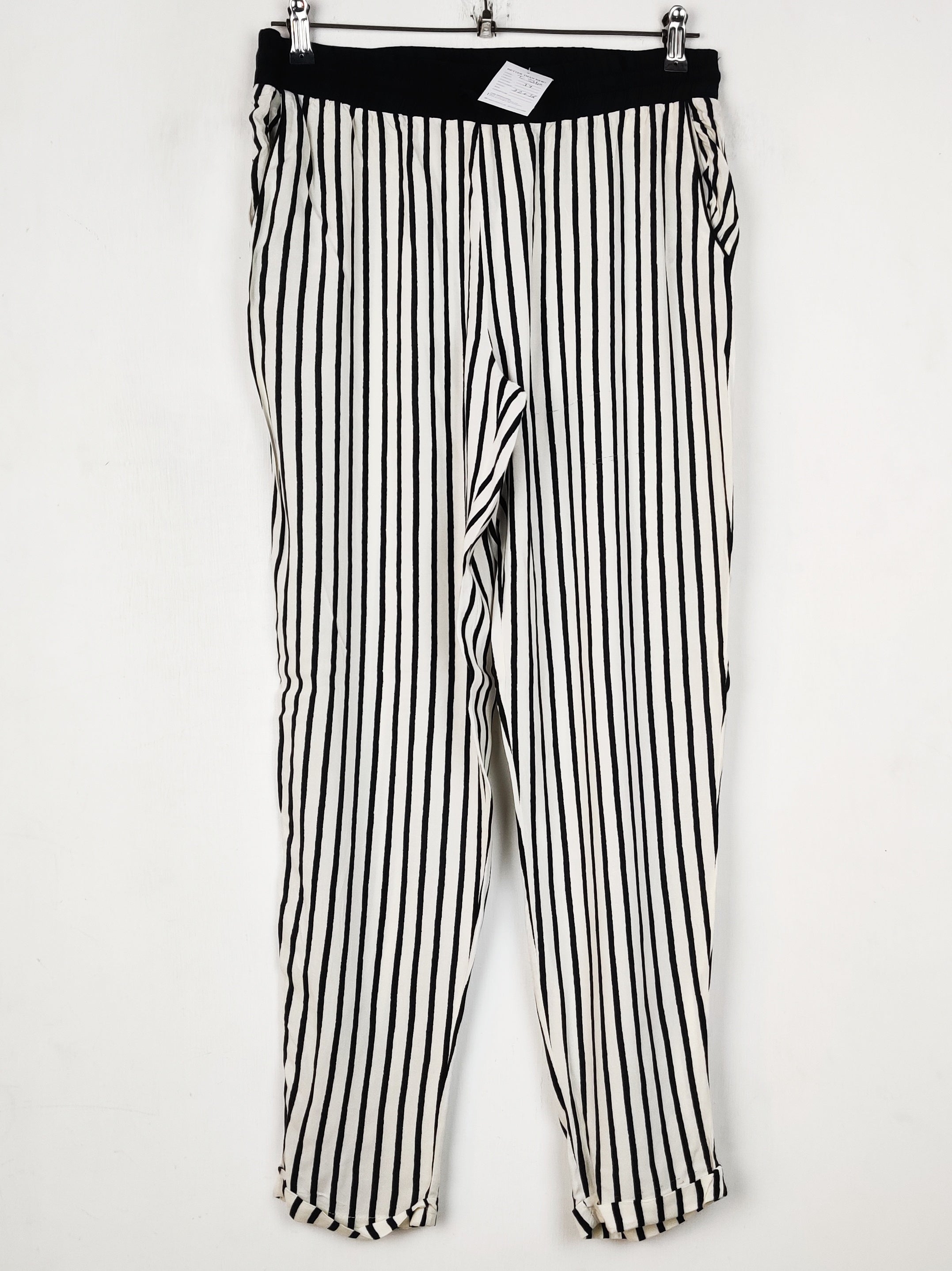 Buy online pre-used pre-loved 100% authentic & Original branded Dorothy Perkins (T-3360) available in Pakistan. Top international brands avilable.