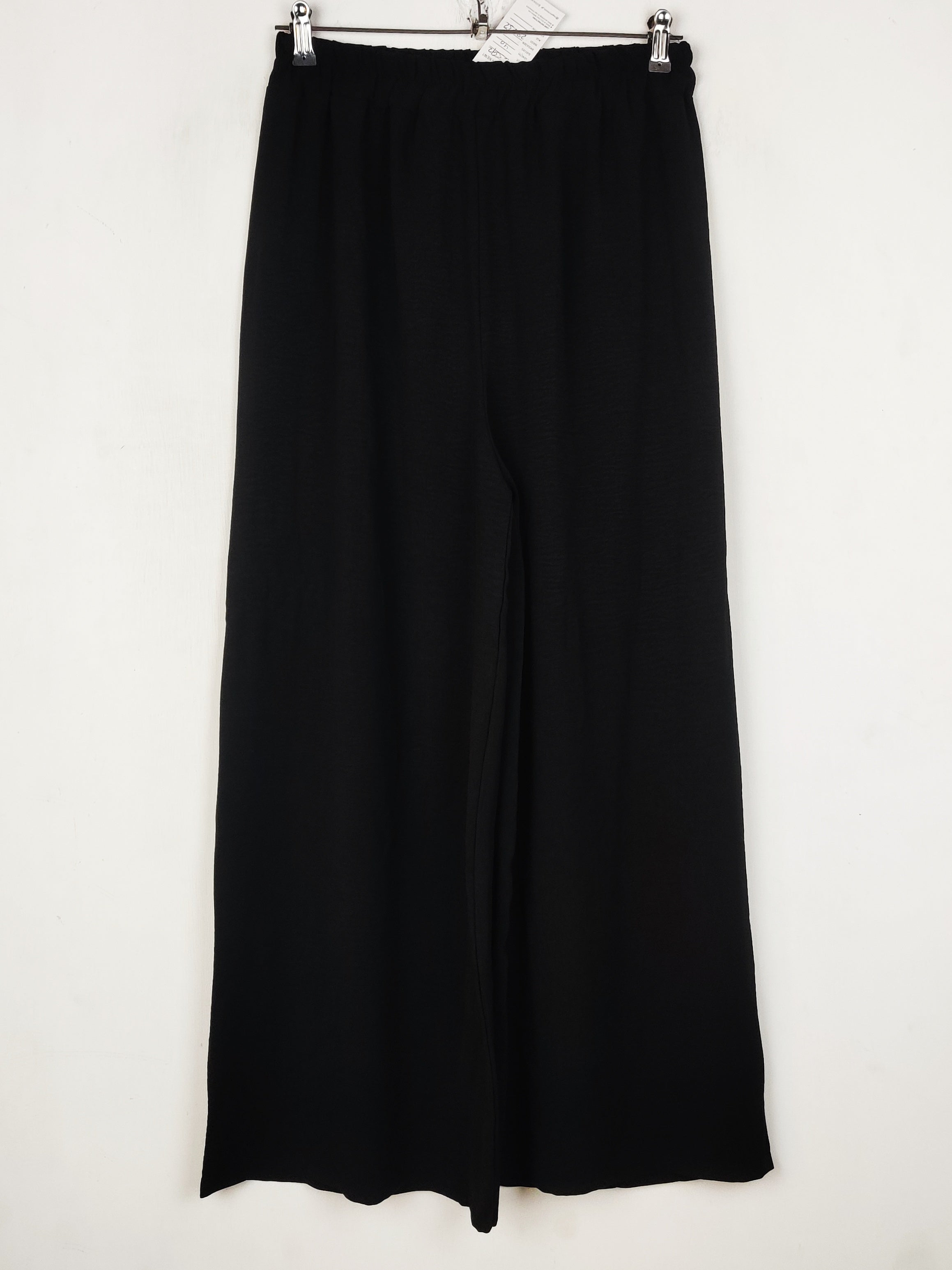 Buy online pre-used pre-loved 100% authentic & Original branded Unknown Brand (T-3372) available in Pakistan. Top international brands avilable.