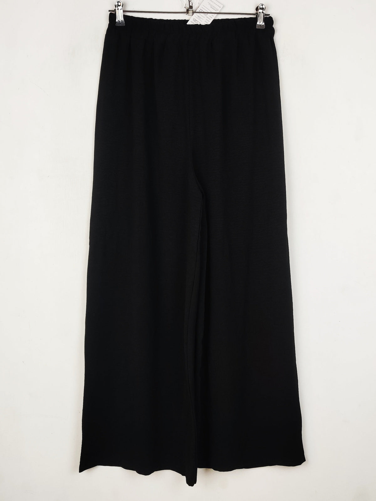 Buy online pre-used pre-loved 100% authentic & Original branded Unknown Brand (T-3372) available in Pakistan. Top international brands avilable.