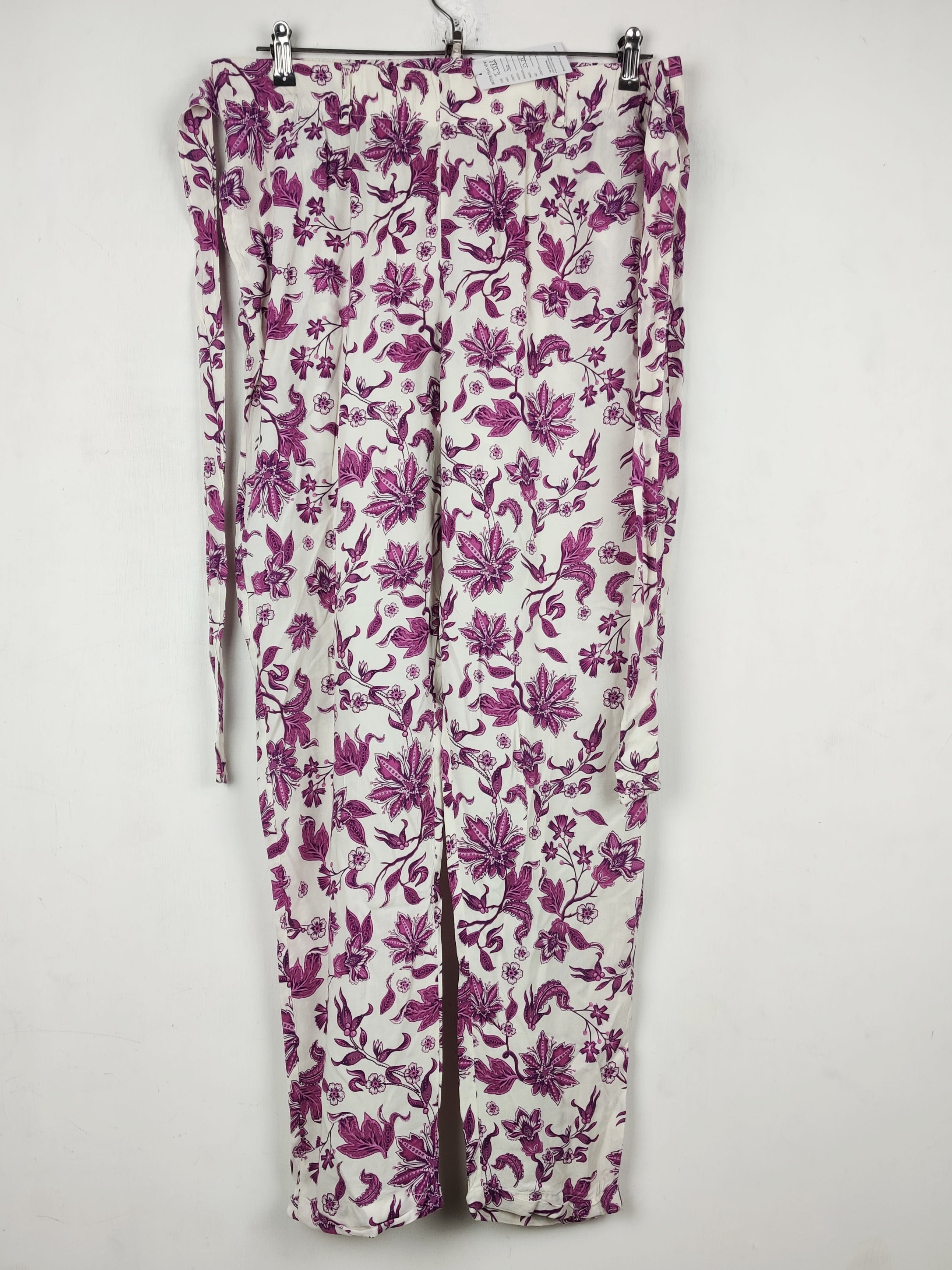 Buy online pre-used pre-loved 100% authentic & Original branded Real Woman (T-3383) available in Pakistan. Top international brands avilable.