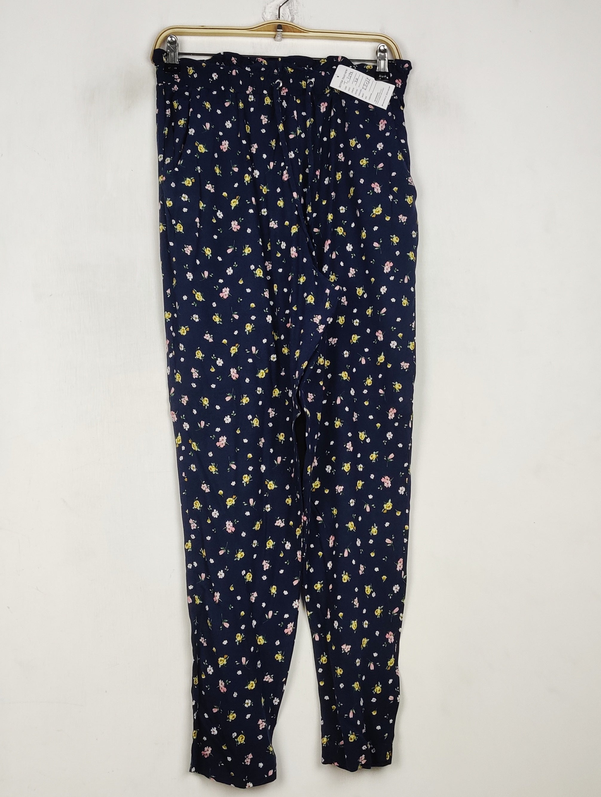 Buy online pre-used pre-loved 100% authentic & Original branded Petite (T-3394) available in Pakistan. Top international brands avilable.