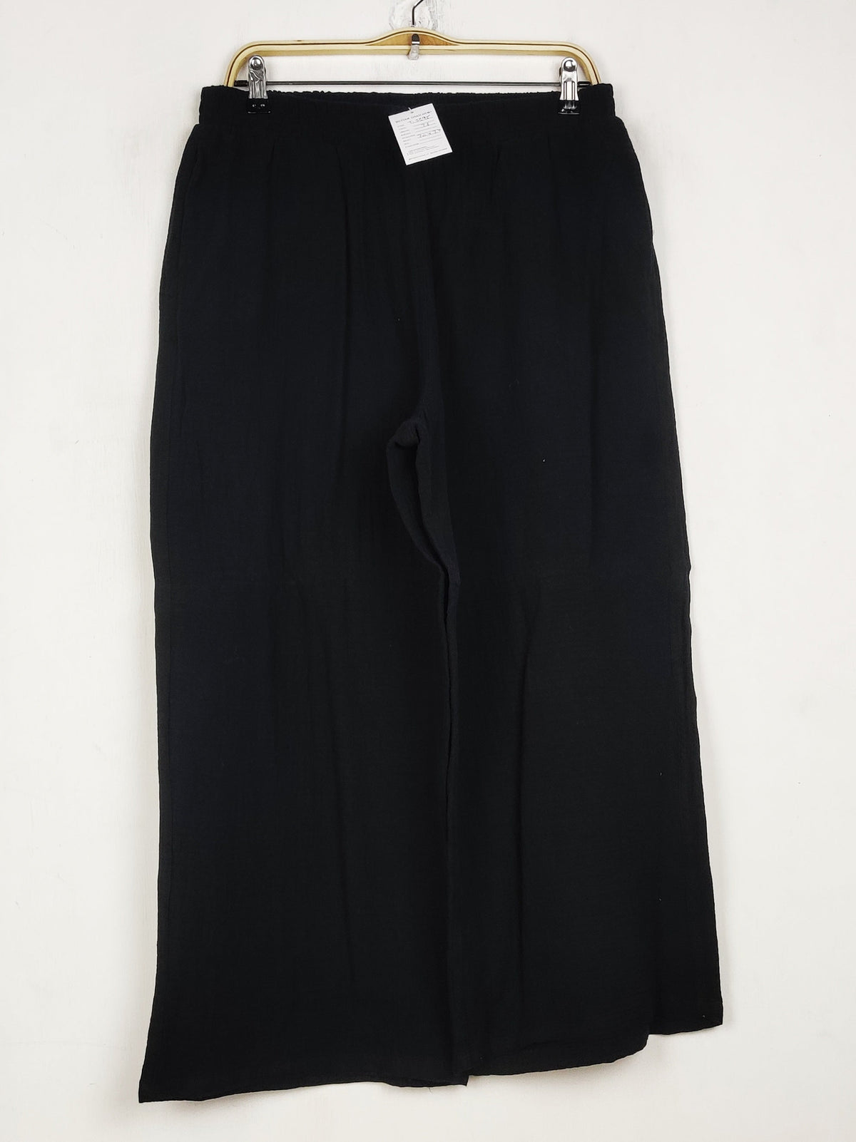 Buy online pre-used pre-loved 100% authentic & Original branded Esmara (T-3395) available in Pakistan. Top international brands avilable.