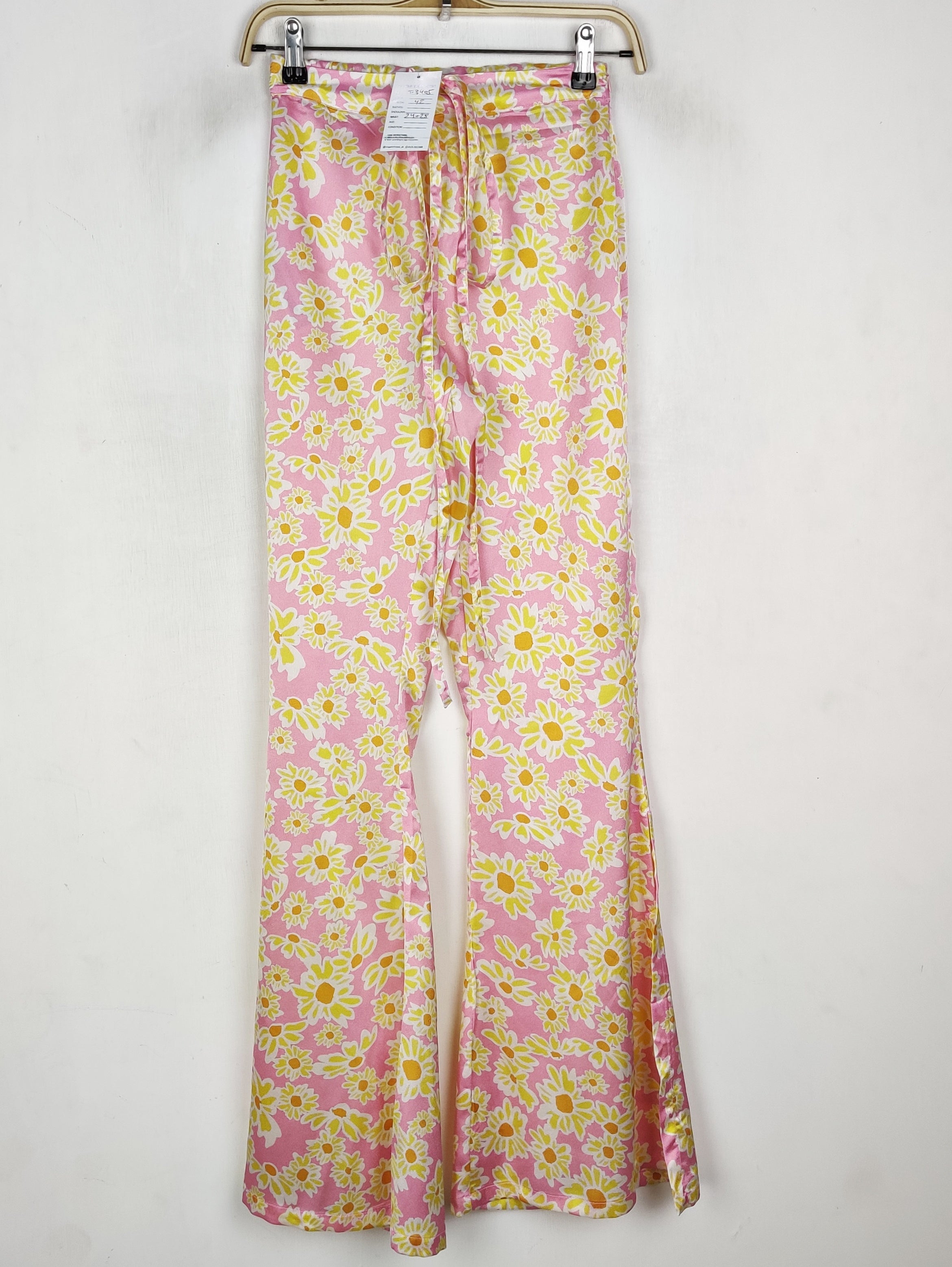 Buy online pre-used pre-loved 100% authentic & Original branded Bershka (T-3405) available in Pakistan. Top international brands avilable.