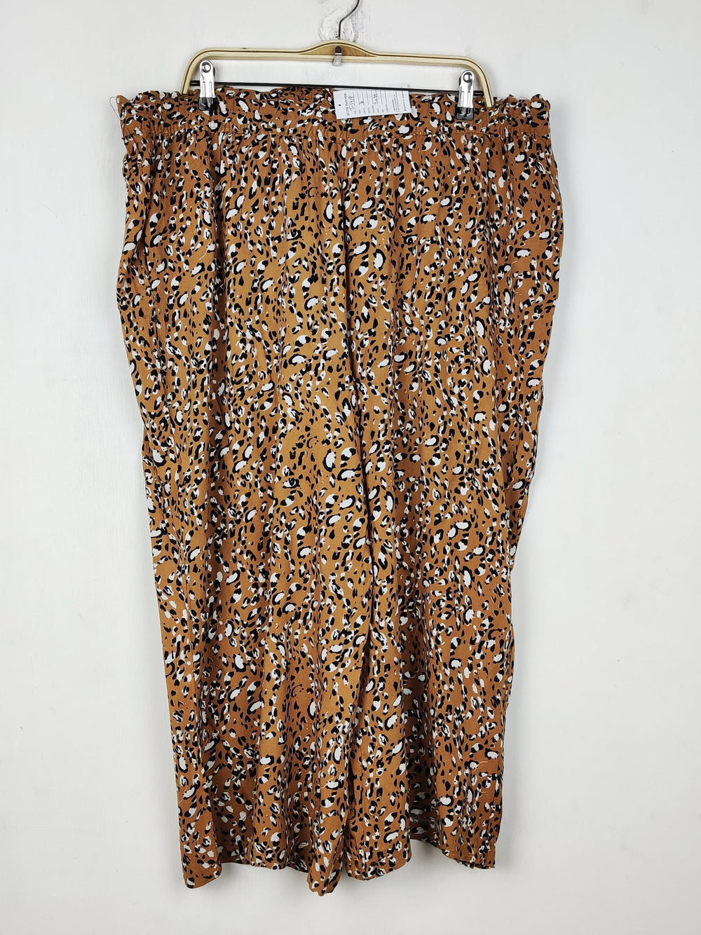 Buy online pre-used pre-loved 100% authentic & Original branded Unknown Brand (T-3419) available in Pakistan. Top international brands avilable.