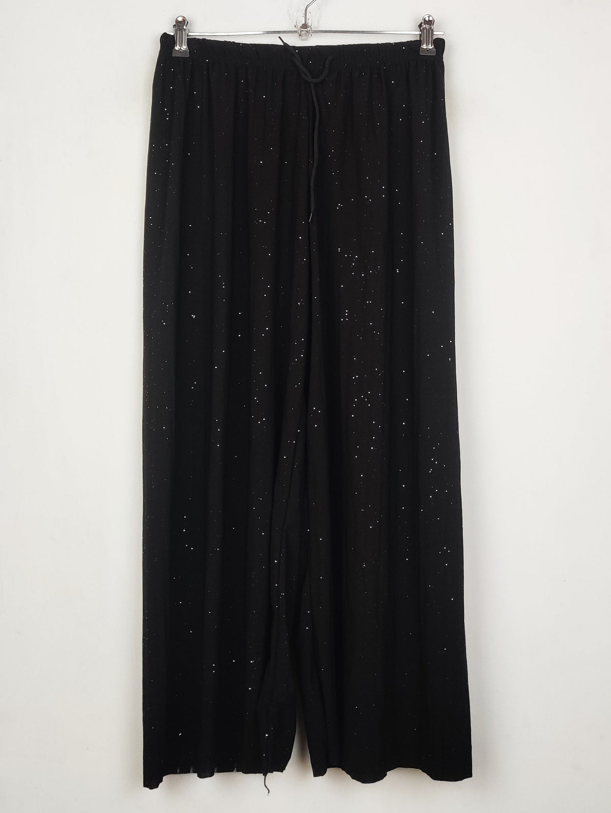 Buy online pre-used pre-loved 100% authentic & Original branded Unknown Brand (T-3477) available in Pakistan. Top international brands avilable.