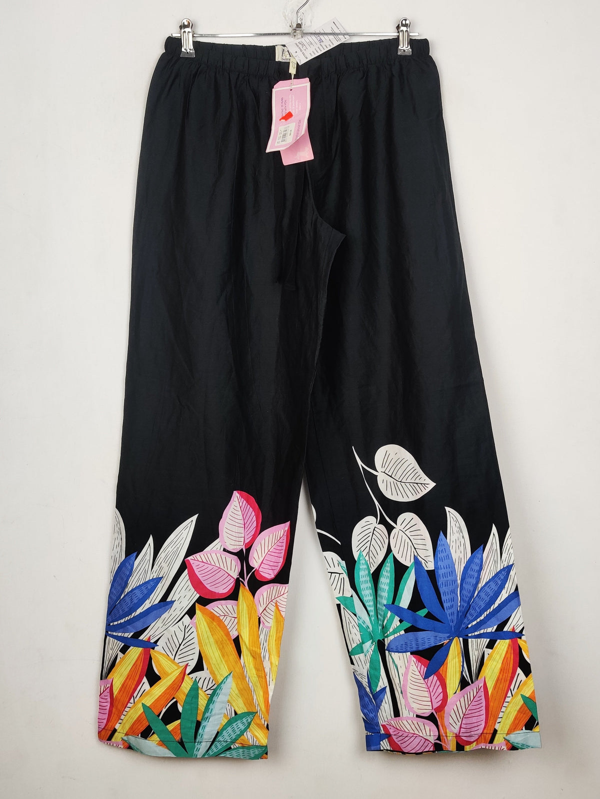Buy online pre-used pre-loved 100% authentic & Original branded Peteralexander (T-3499) available in Pakistan. Top international brands avilable.
