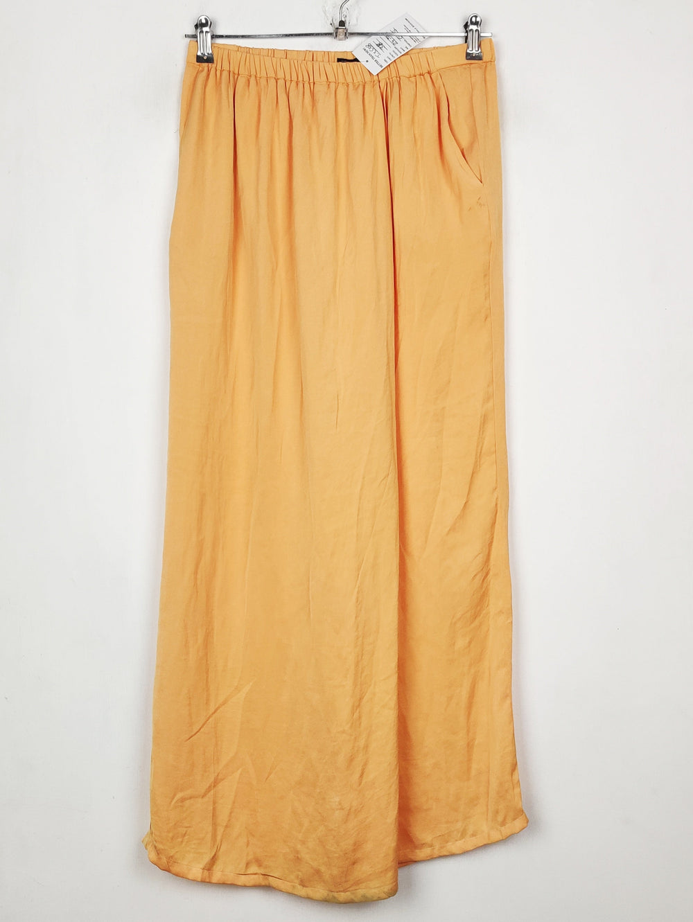 Buy online pre-used pre-loved 100% authentic & Original branded Zara (T-3538) available in Pakistan. Top international brands avilable.