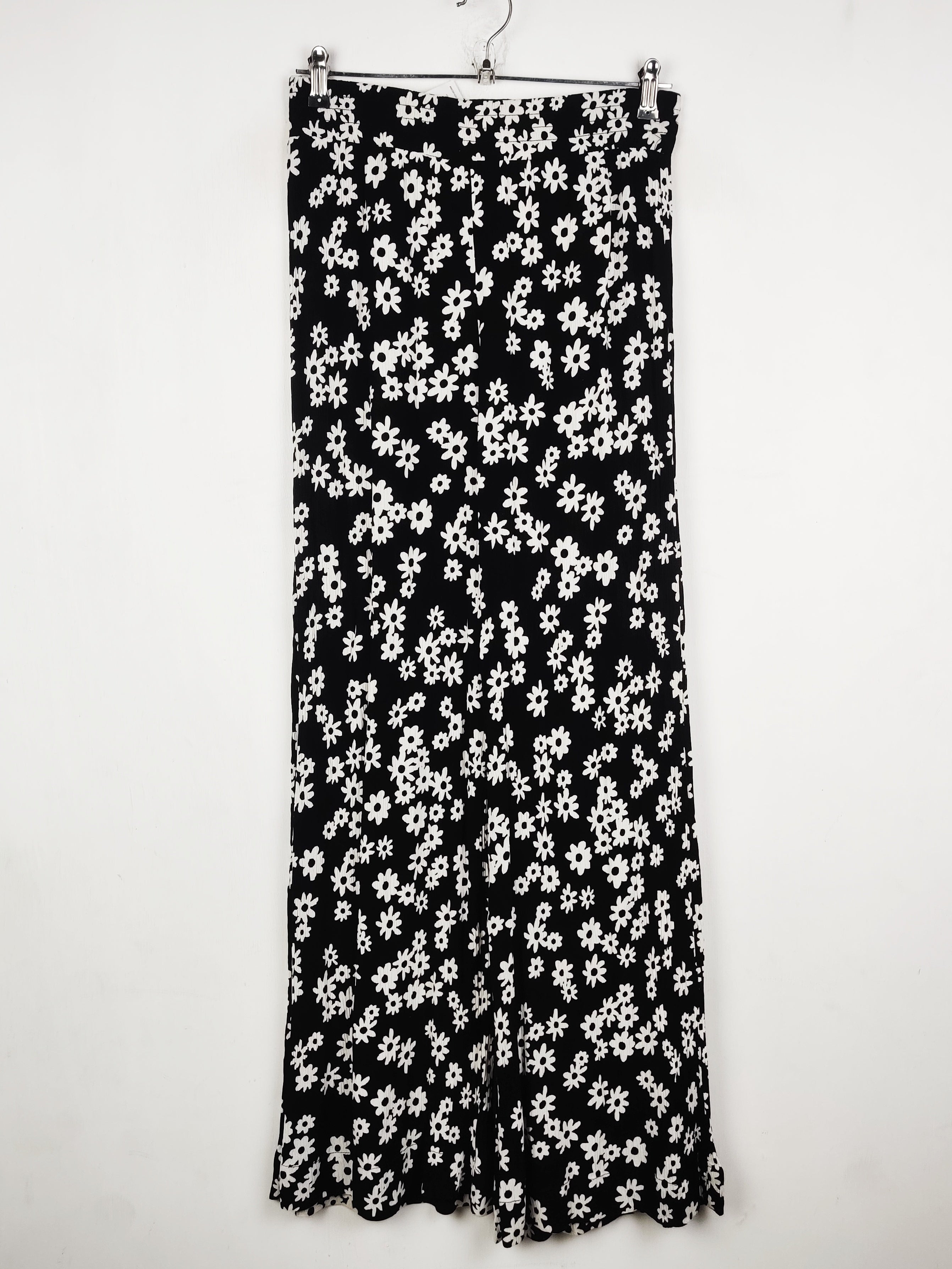 Buy online pre-used pre-loved 100% authentic & Original branded Bershka (T-3619) available in Pakistan. Top international brands avilable.