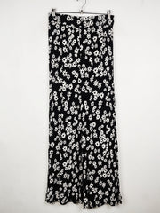 Buy online pre-used pre-loved 100% authentic & Original branded Bershka (T-3619) available in Pakistan. Top international brands avilable.