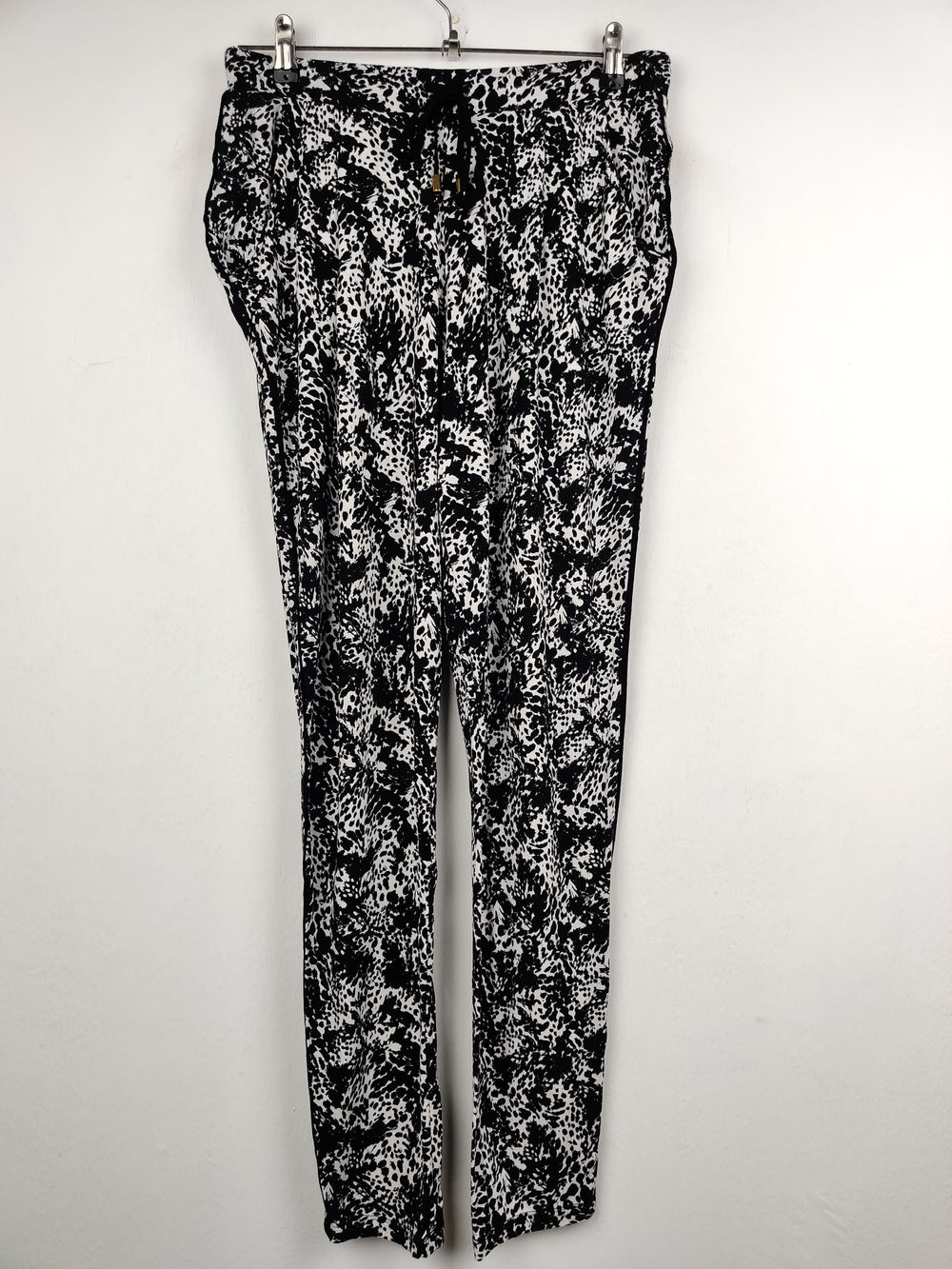 Buy online pre-used pre-loved 100% authentic & Original branded F&F (T-412) available in Pakistan. Top international brands avilable.