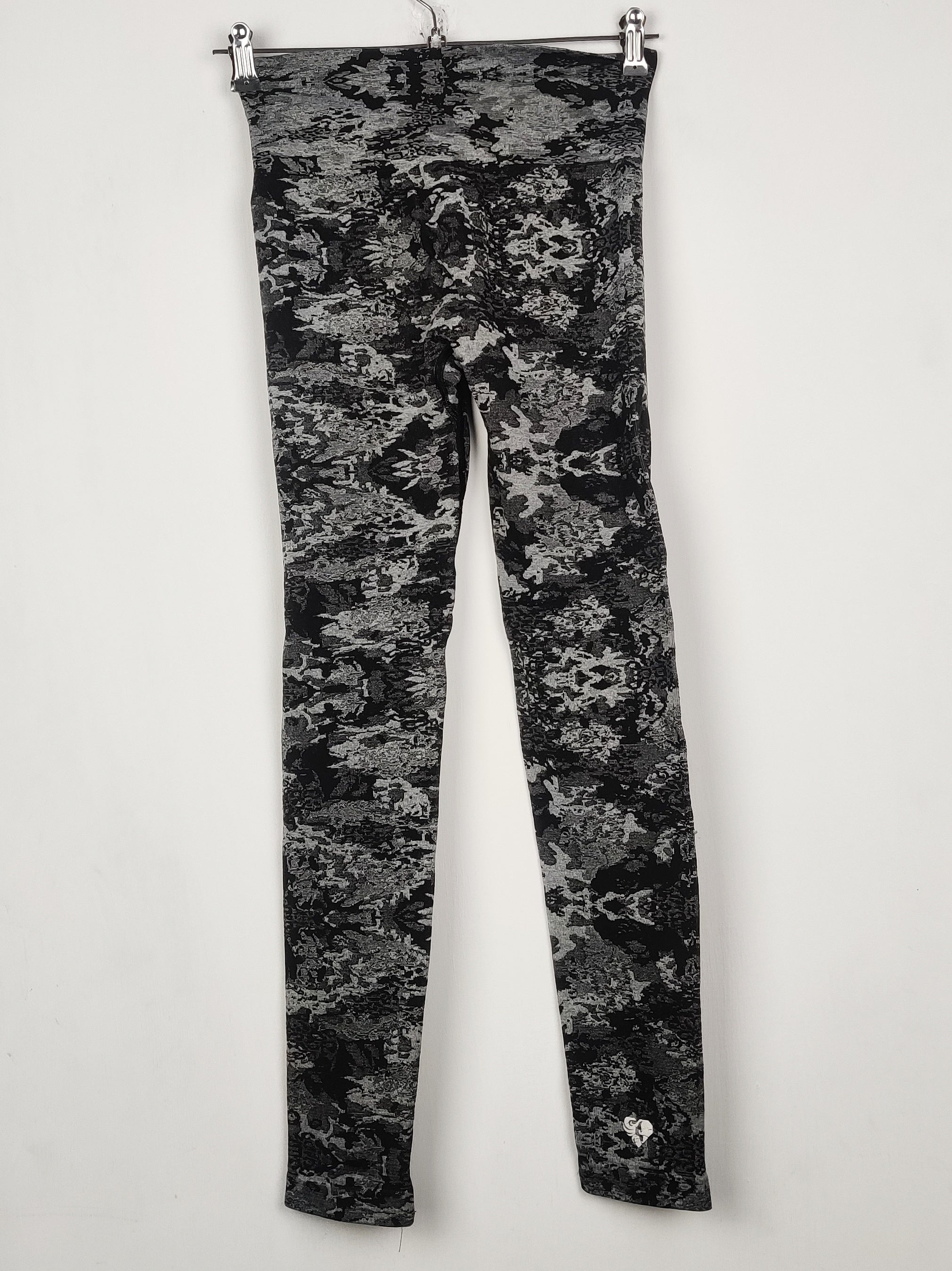 Buy online pre-used pre-loved 100% authentic & Original branded Unknown Brand (TL-1367) available in Pakistan. Top international brands avilable.