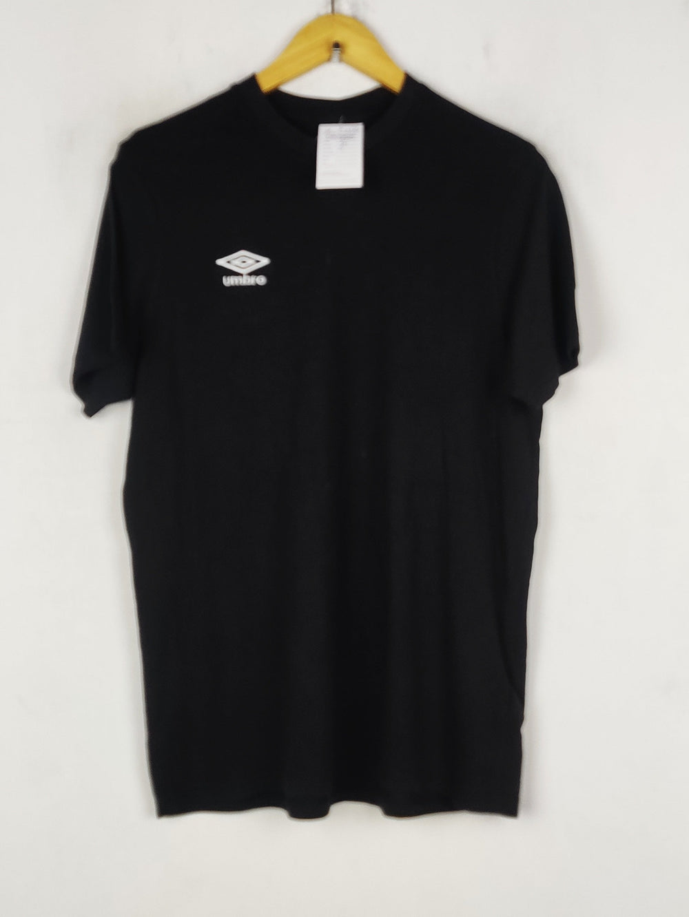 Buy online pre-used pre-loved 100% authentic & Original branded Umbro (TP-2125) available in Pakistan. Top international brands avilable.