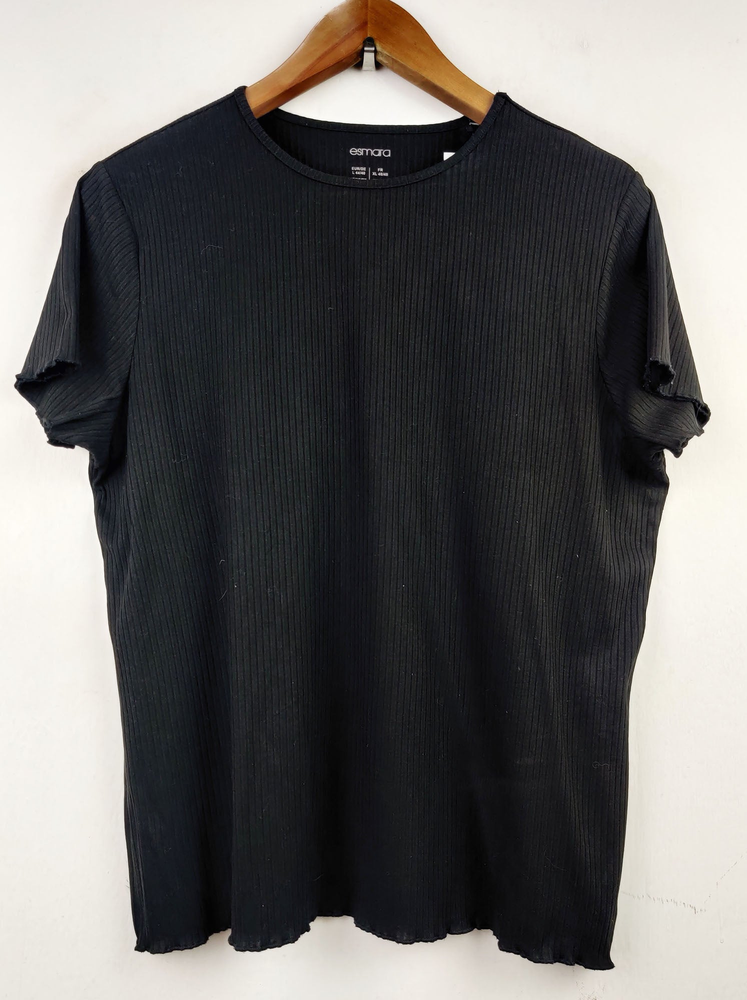 Buy online pre-used pre-loved 100% authentic & Original branded Esmara (TS-2075) available in Pakistan. Top international brands avilable.