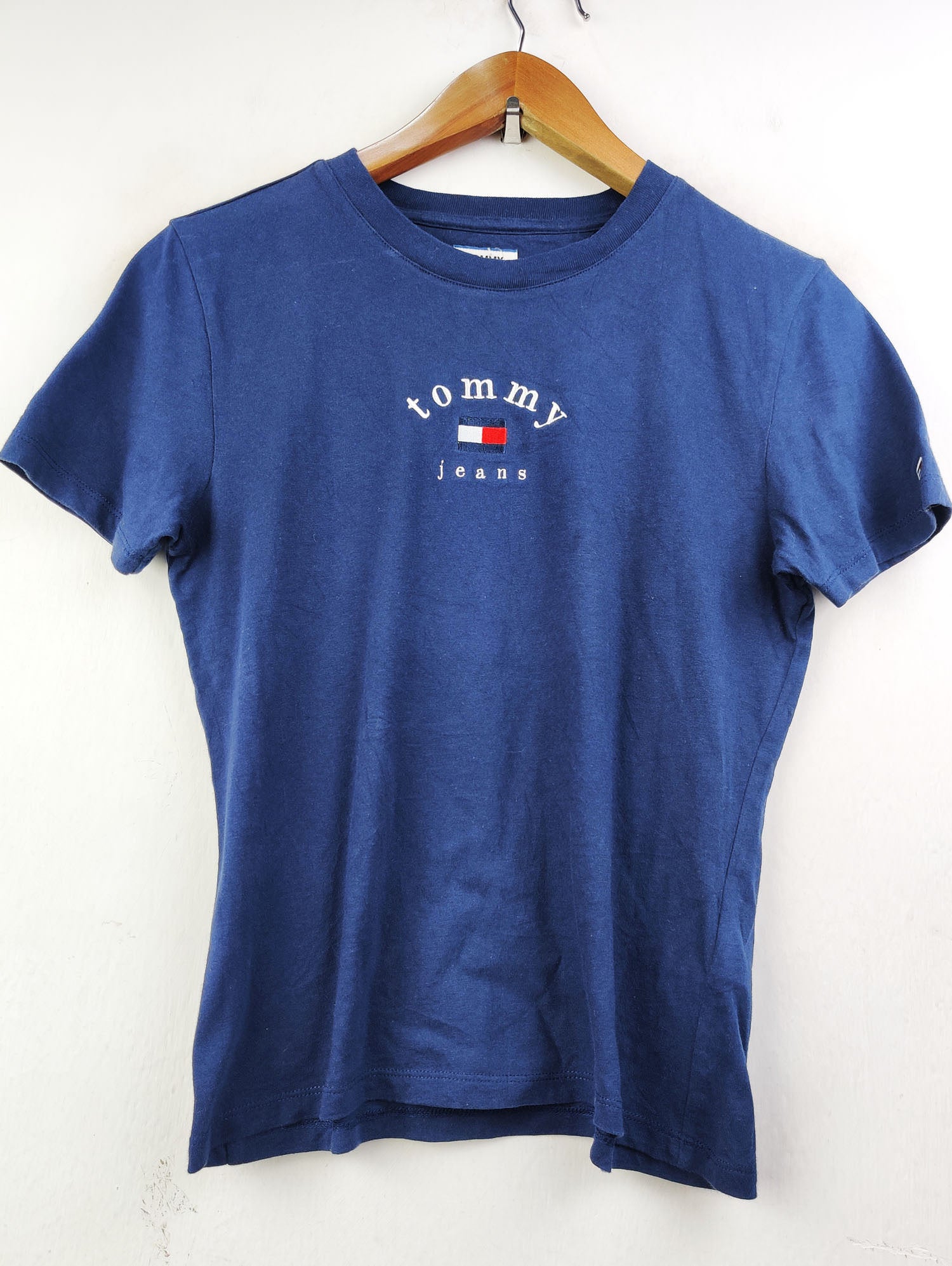 Buy online pre-used pre-loved 100% authentic & Original branded Tommy Jeans (TS-2254) available in Pakistan. Top international brands avilable.