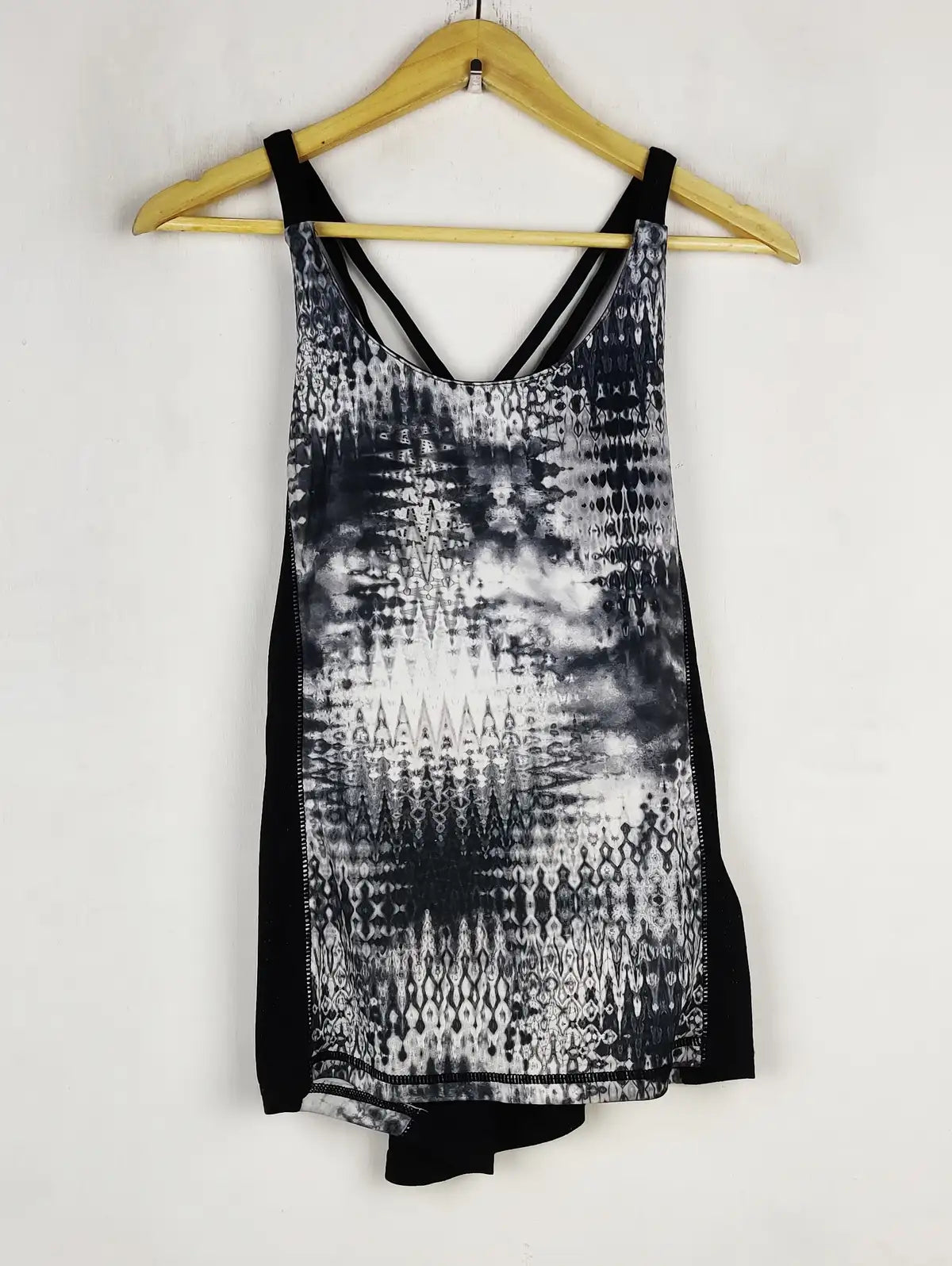 Buy online pre-used pre-loved 100% authentic & Original branded Workout (TS-3876) available in Pakistan. Top international brands avilable.
