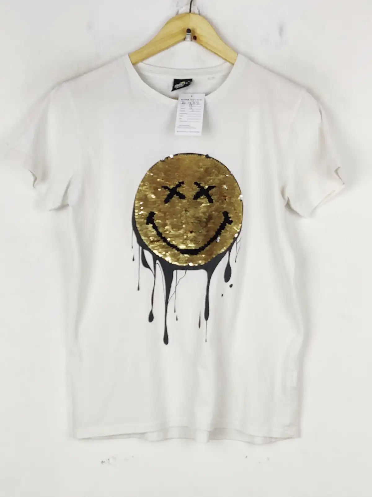 Buy online pre-used pre-loved 100% authentic & Original branded Smiley (TS-4718) available in Pakistan. Top international brands avilable.
