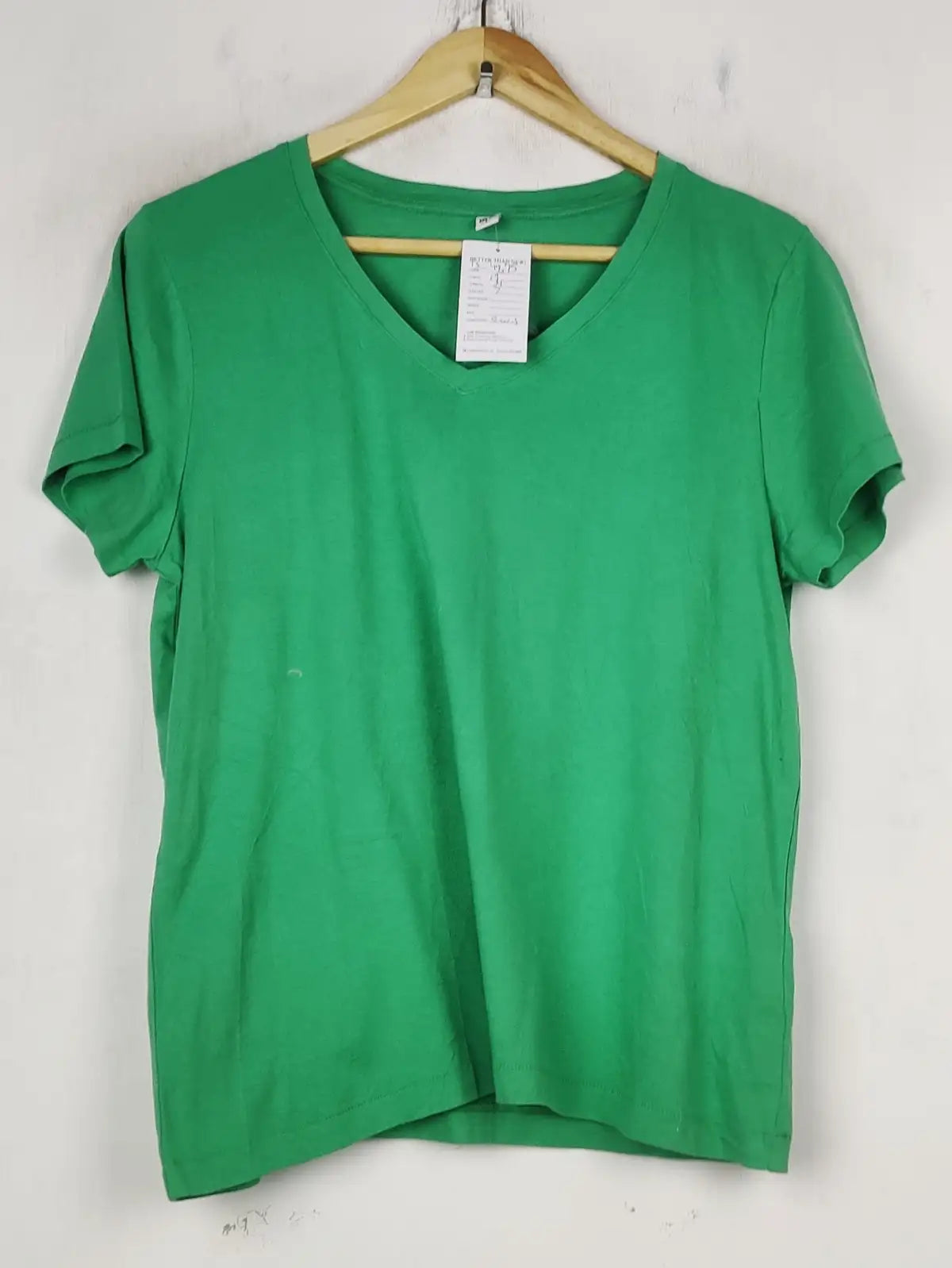 Buy online pre-used pre-loved 100% authentic & Original branded Uniqlo (TS-4875) available in Pakistan. Top international brands avilable.
