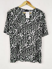 Buy online pre-used pre-loved 100% authentic & Original branded Marks & Spencer (TS-5023) available in Pakistan. Top international brands avilable.